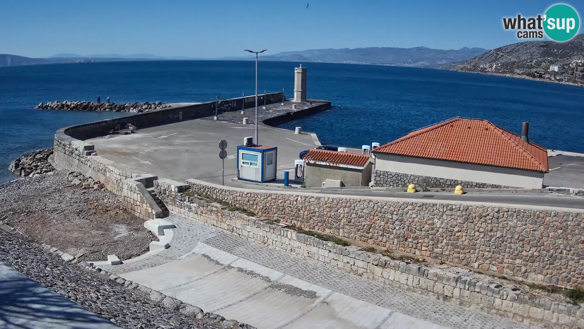 Spletna kamera Senj pristanišče – Pogled na valobran in svetilnik