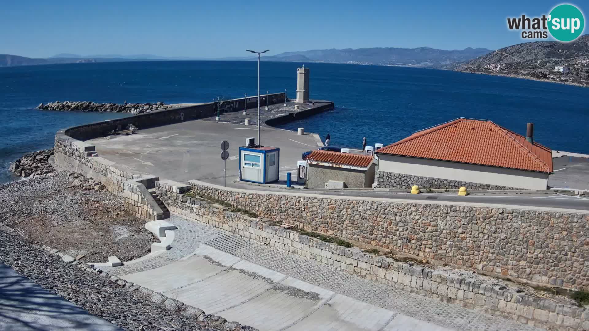 Spletna kamera Senj pristanišče – Pogled na valobran in svetilnik