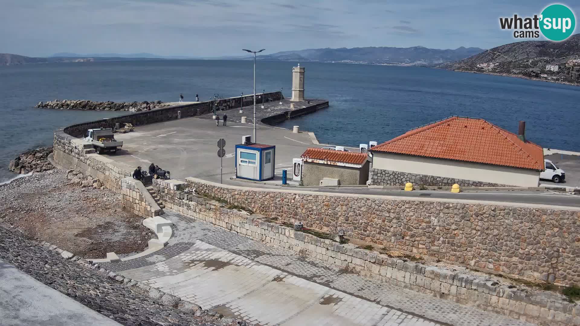 Spletna kamera Senj pristanišče – Pogled na valobran in svetilnik