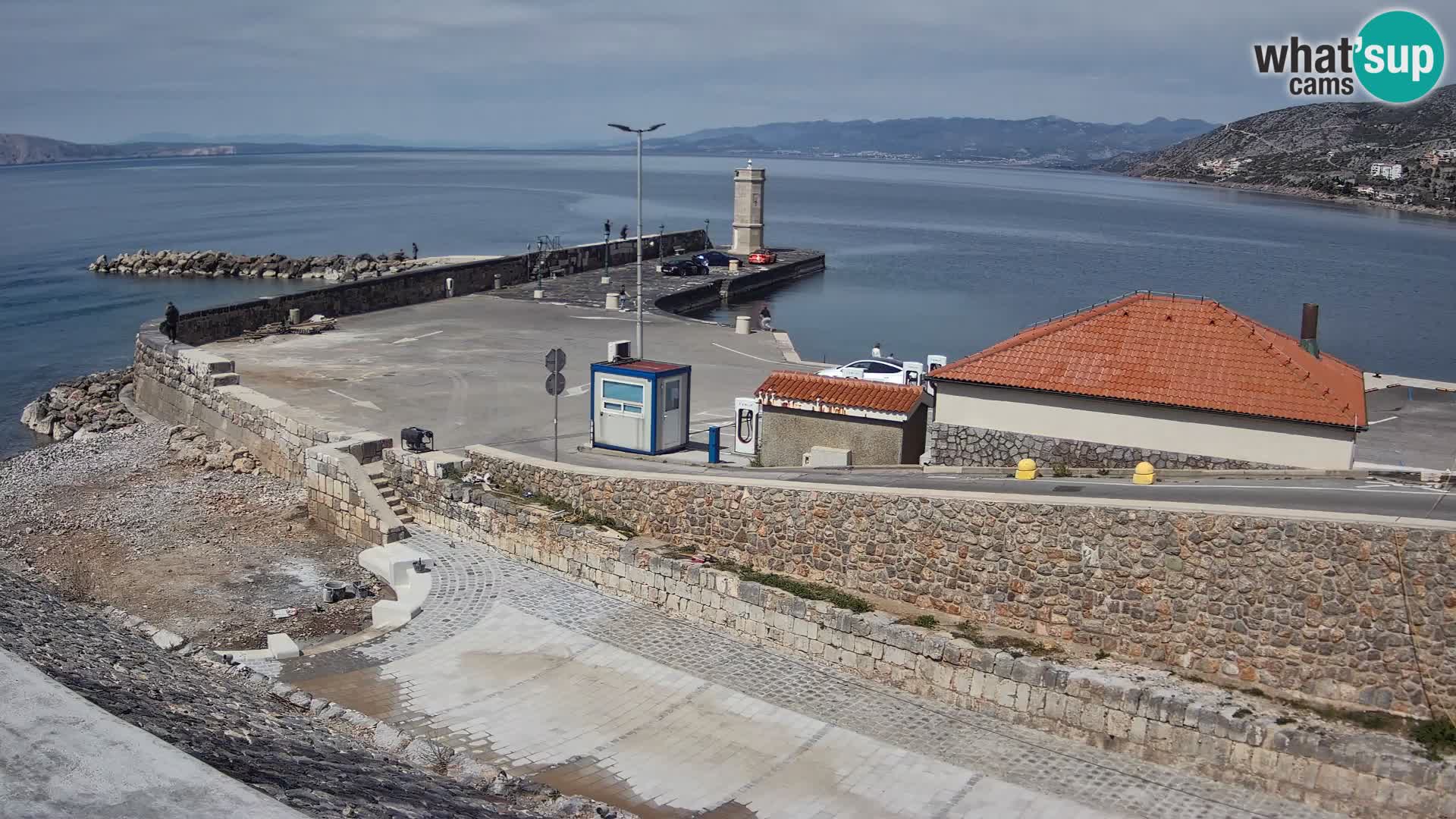 Spletna kamera Senj pristanišče – Pogled na valobran in svetilnik