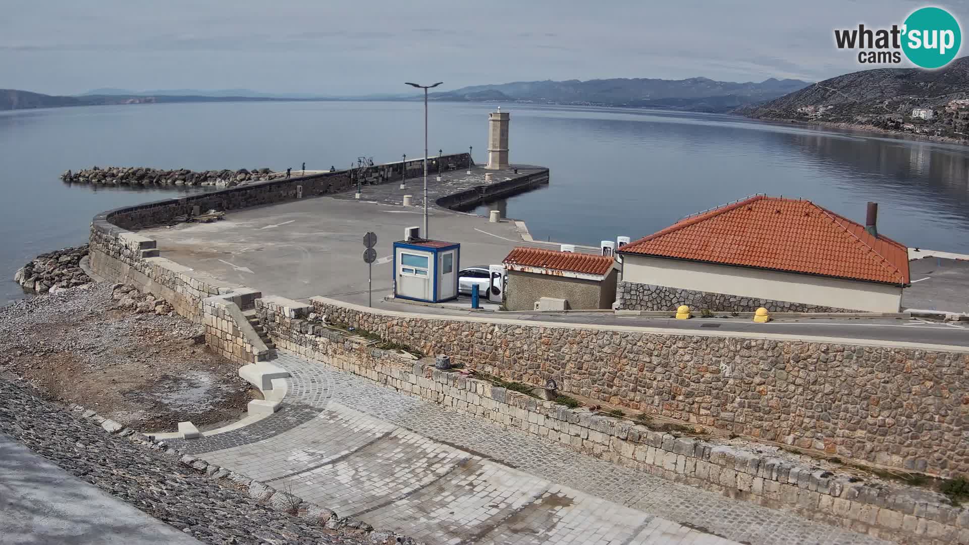 Spletna kamera Senj pristanišče – Pogled na valobran in svetilnik