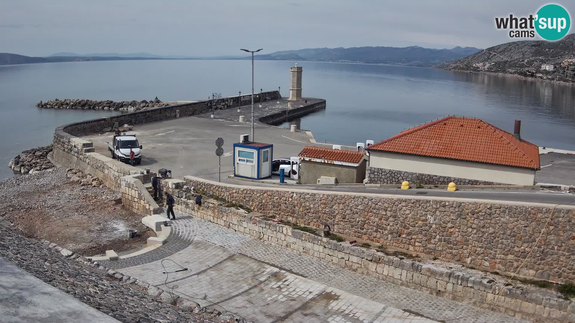 Spletna kamera Senj pristanišče – Pogled na valobran in svetilnik