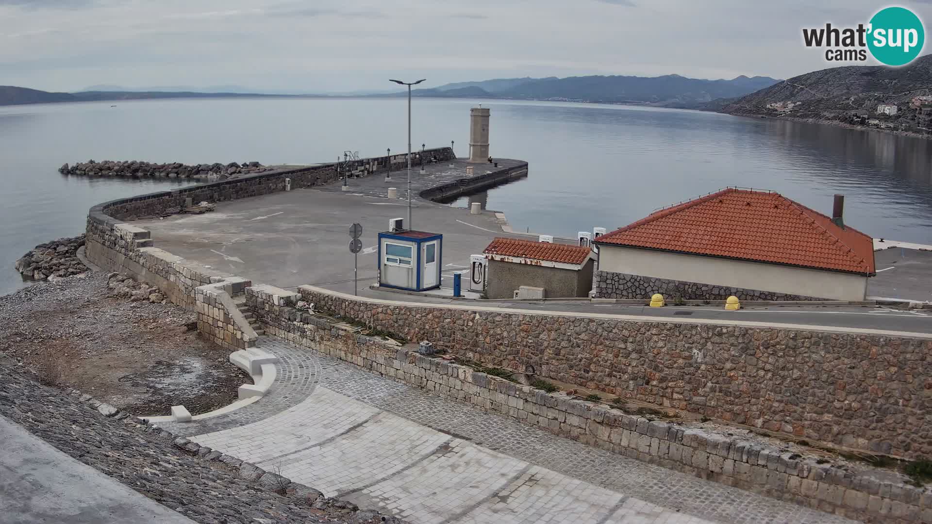 Spletna kamera Senj pristanišče – Pogled na valobran in svetilnik