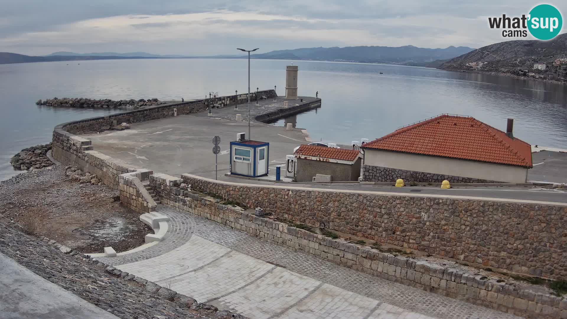 Spletna kamera Senj pristanišče – Pogled na valobran in svetilnik