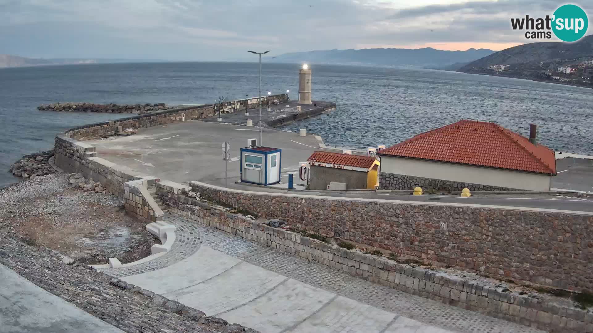 Senj Hafen Webcam – Wellenbrecher & Leuchtturm Liveblick