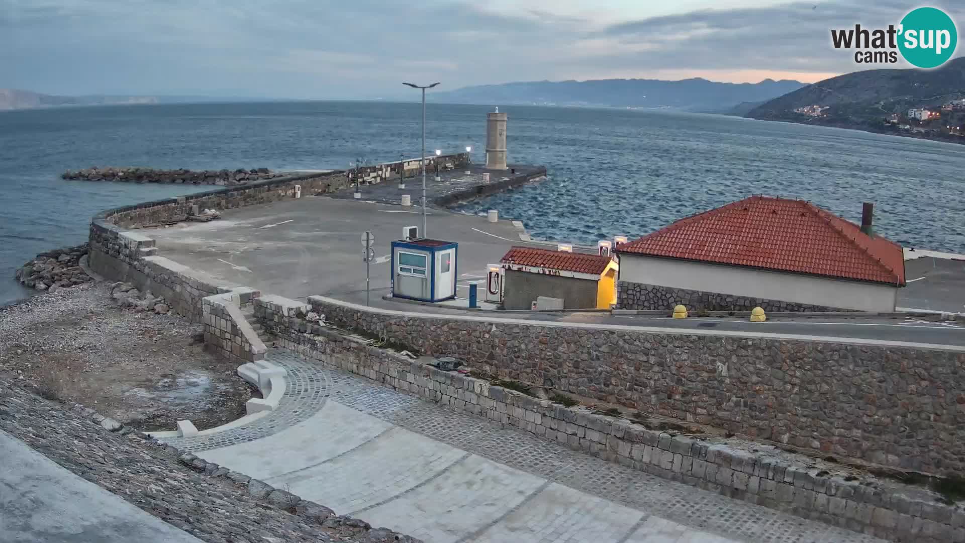 Senj Hafen Webcam – Wellenbrecher & Leuchtturm Liveblick
