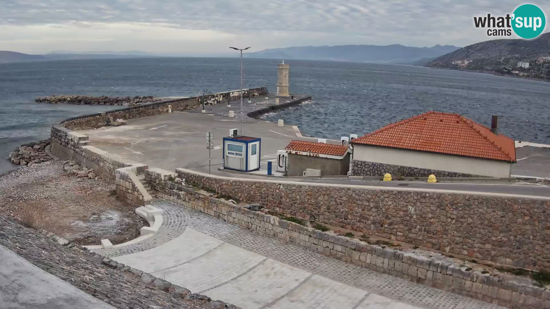 Webcam port de Senj – Vue sur la jetée et le phare