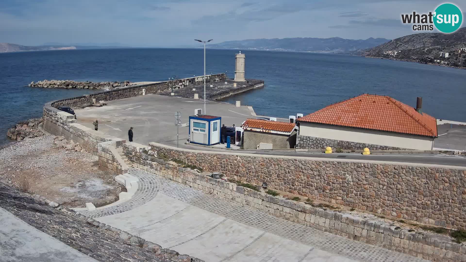 Spletna kamera Senj pristanišče – Pogled na valobran in svetilnik