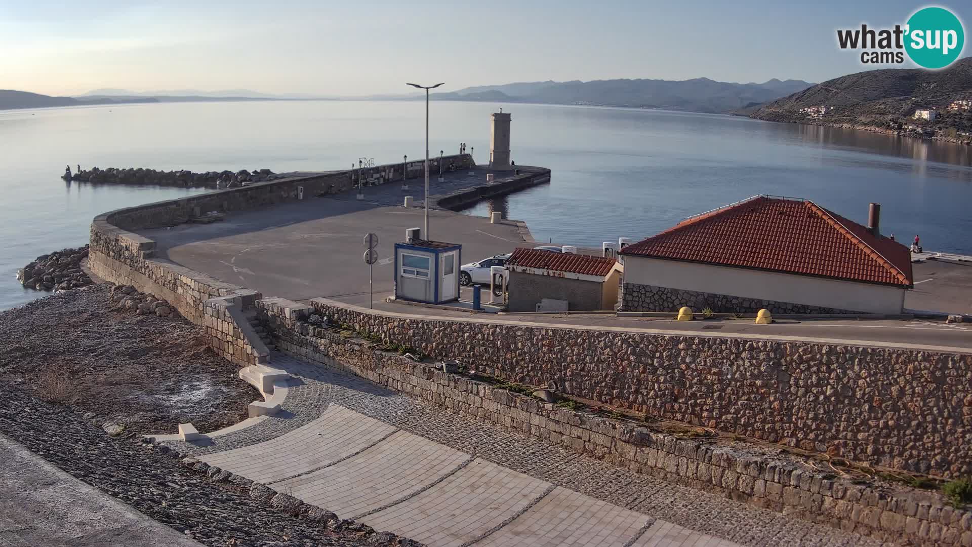 Spletna kamera Senj pristanišče – Pogled na valobran in svetilnik