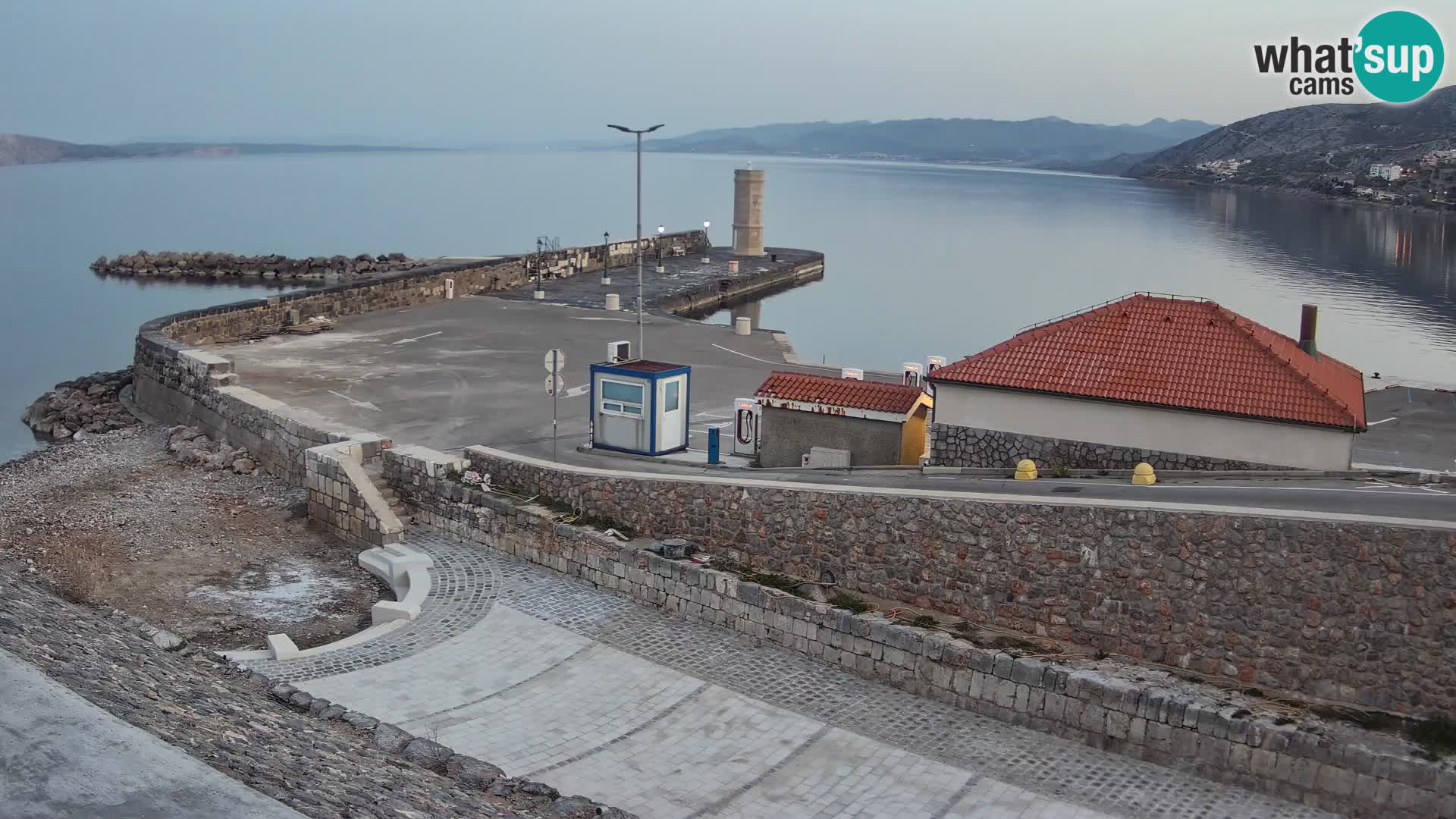 Spletna kamera Senj pristanišče – Pogled na valobran in svetilnik