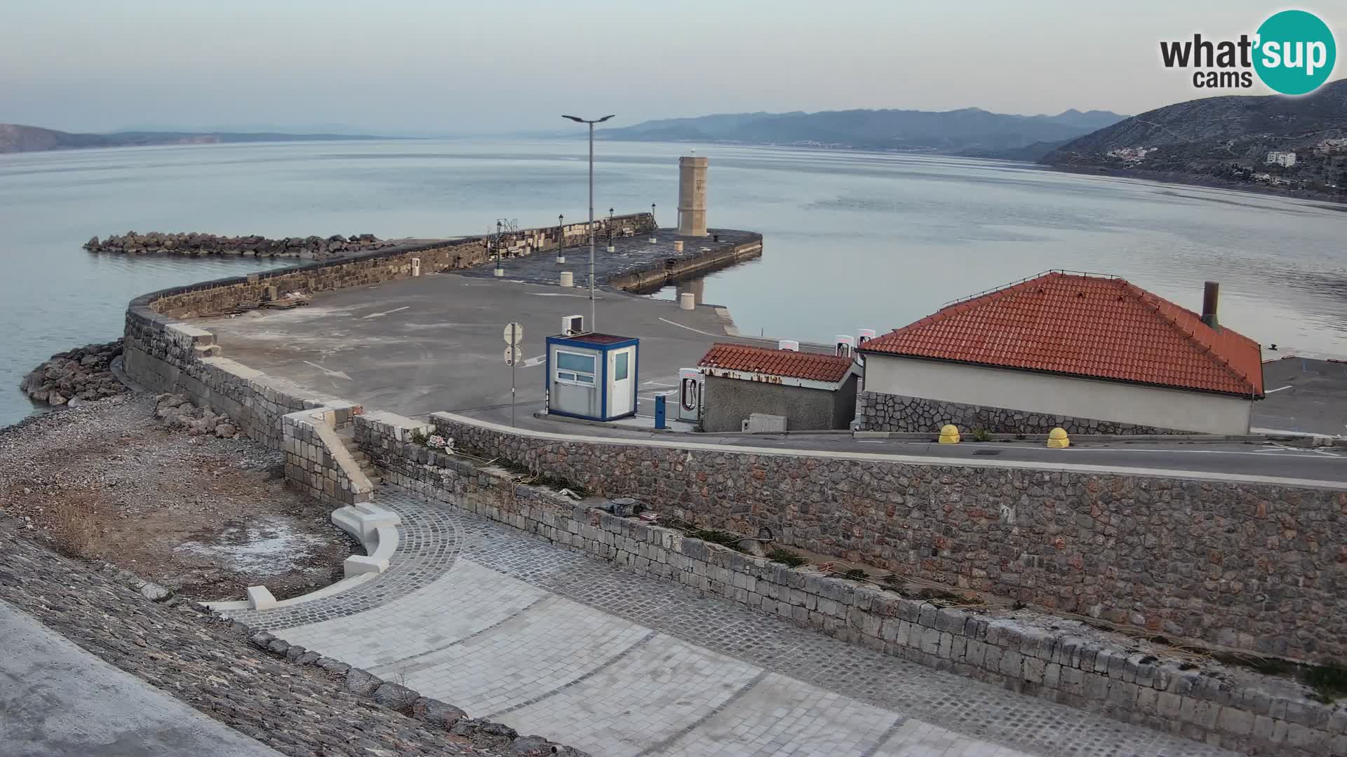 Senj Hafen Webcam – Wellenbrecher & Leuchtturm Liveblick