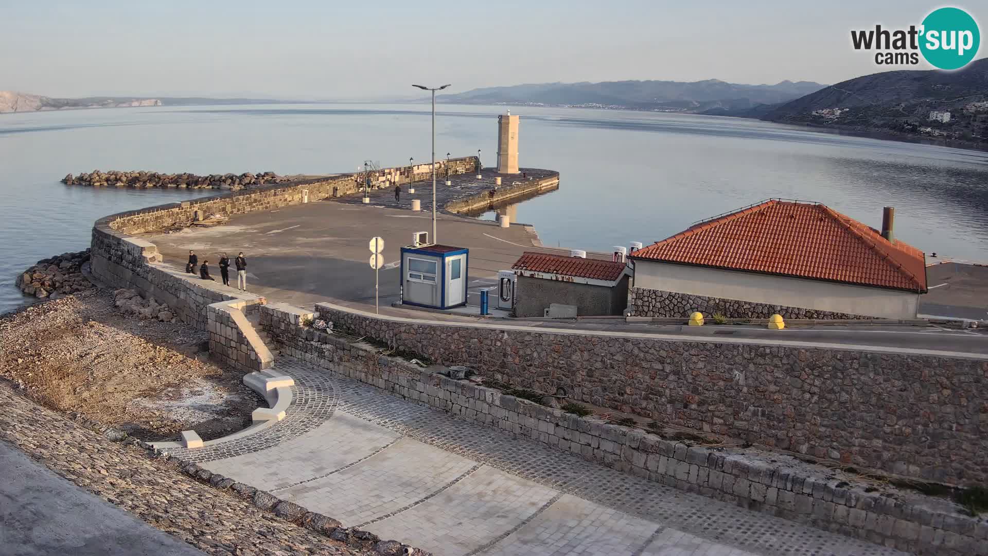 Spletna kamera Senj pristanišče – Pogled na valobran in svetilnik