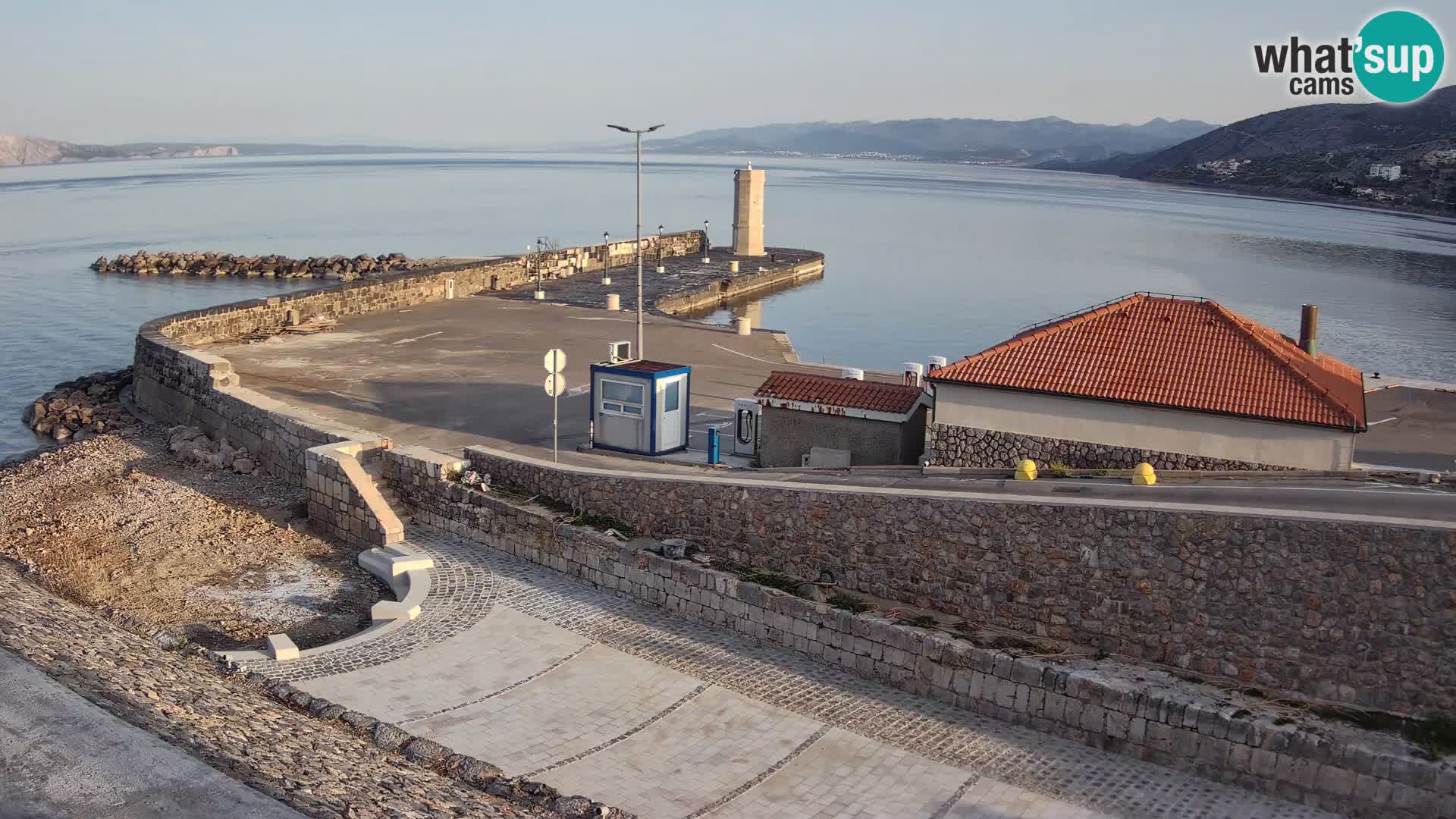 Spletna kamera Senj pristanišče – Pogled na valobran in svetilnik