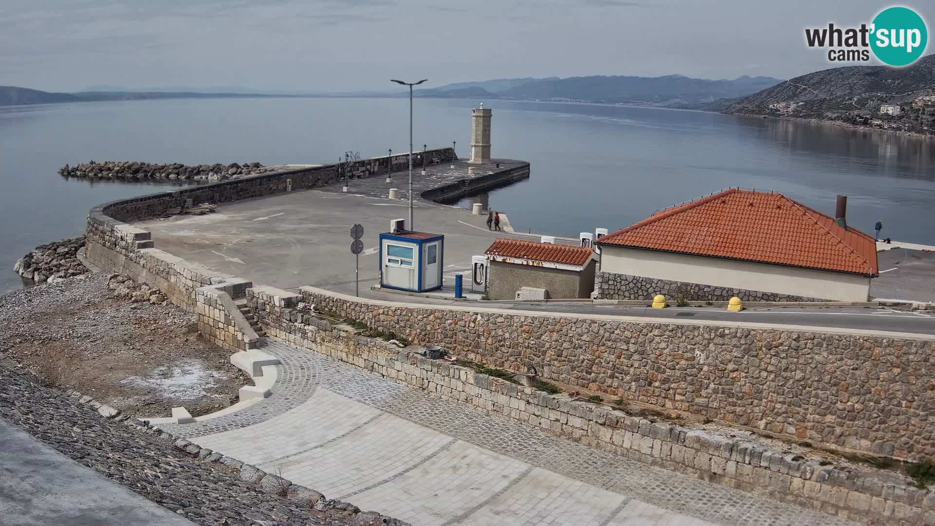 Spletna kamera Senj pristanišče – Pogled na valobran in svetilnik