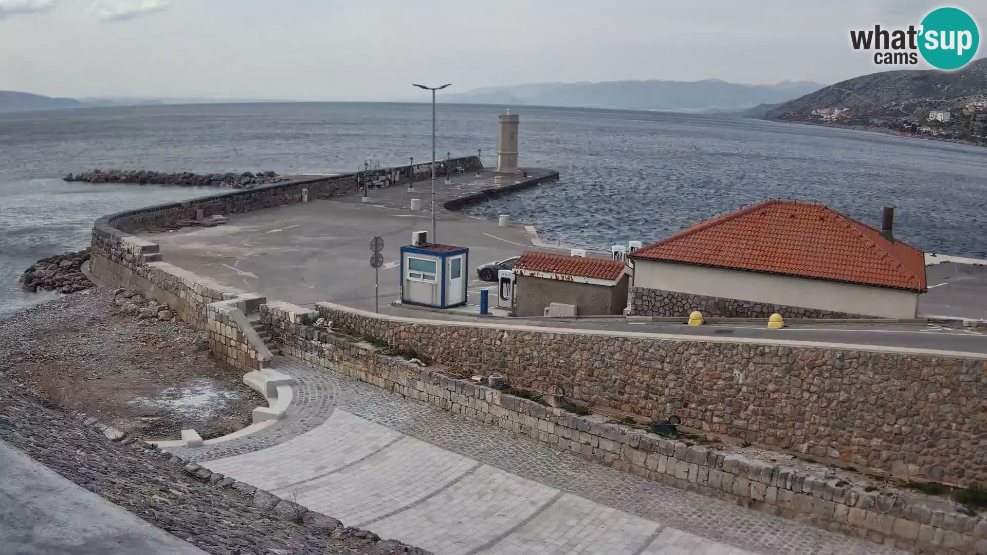 Spletna kamera Senj pristanišče – Pogled na valobran in svetilnik