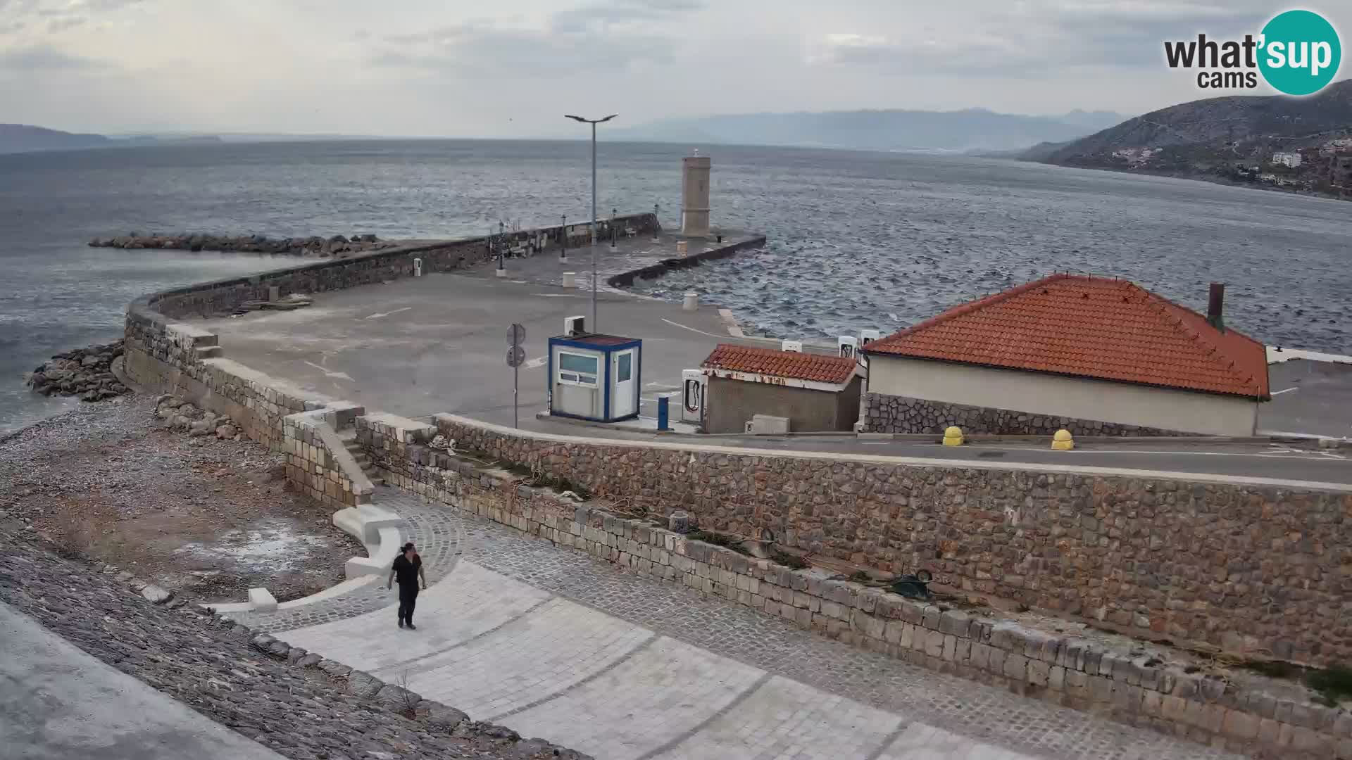 Spletna kamera Senj pristanišče – Pogled na valobran in svetilnik