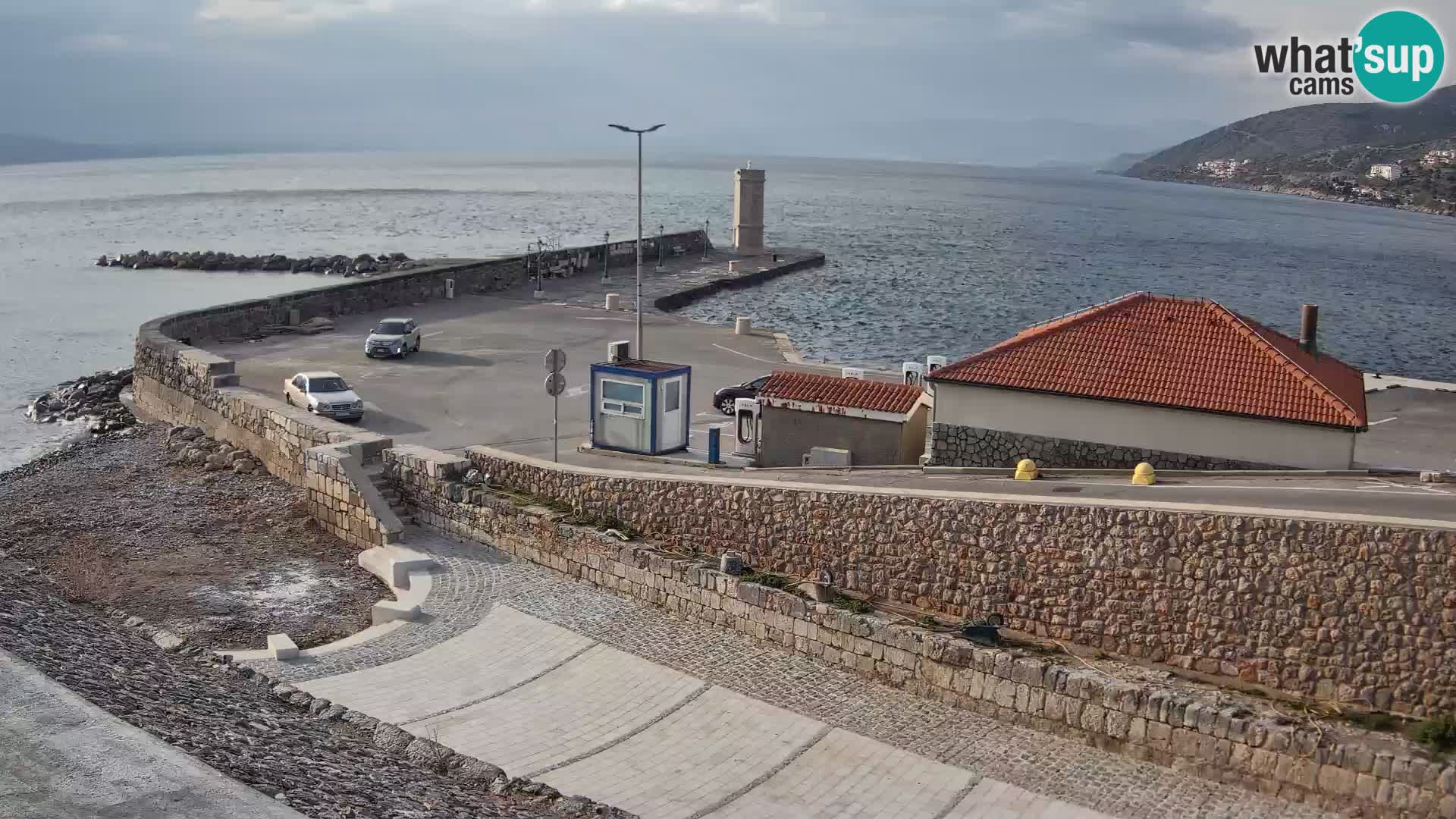 Spletna kamera Senj pristanišče – Pogled na valobran in svetilnik