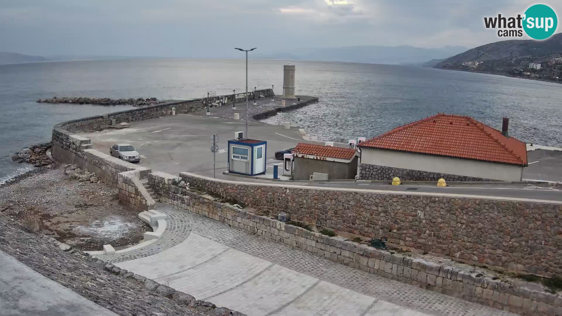 Spletna kamera Senj pristanišče – Pogled na valobran in svetilnik