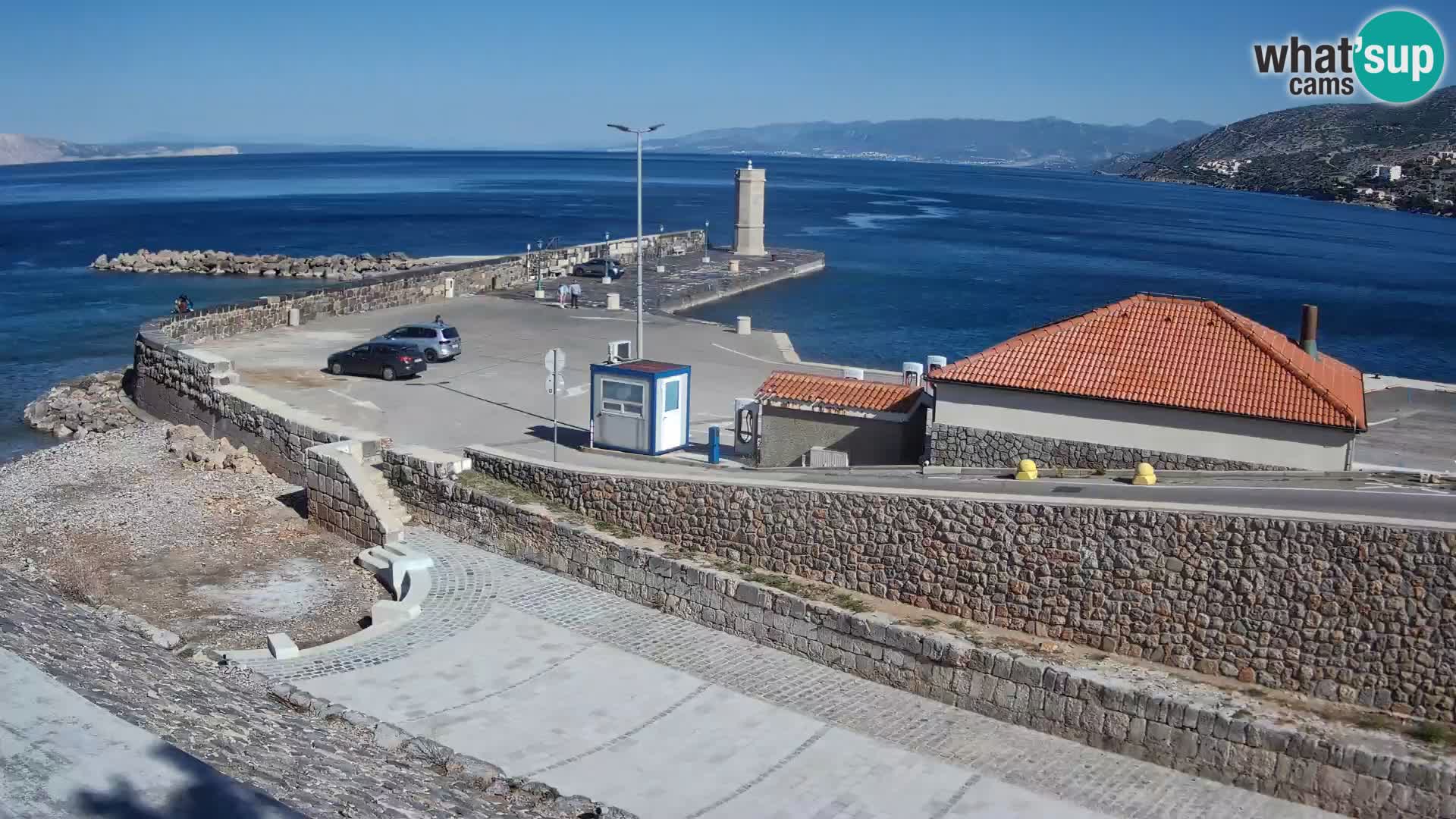 Spletna kamera Senj pristanišče – Pogled na valobran in svetilnik