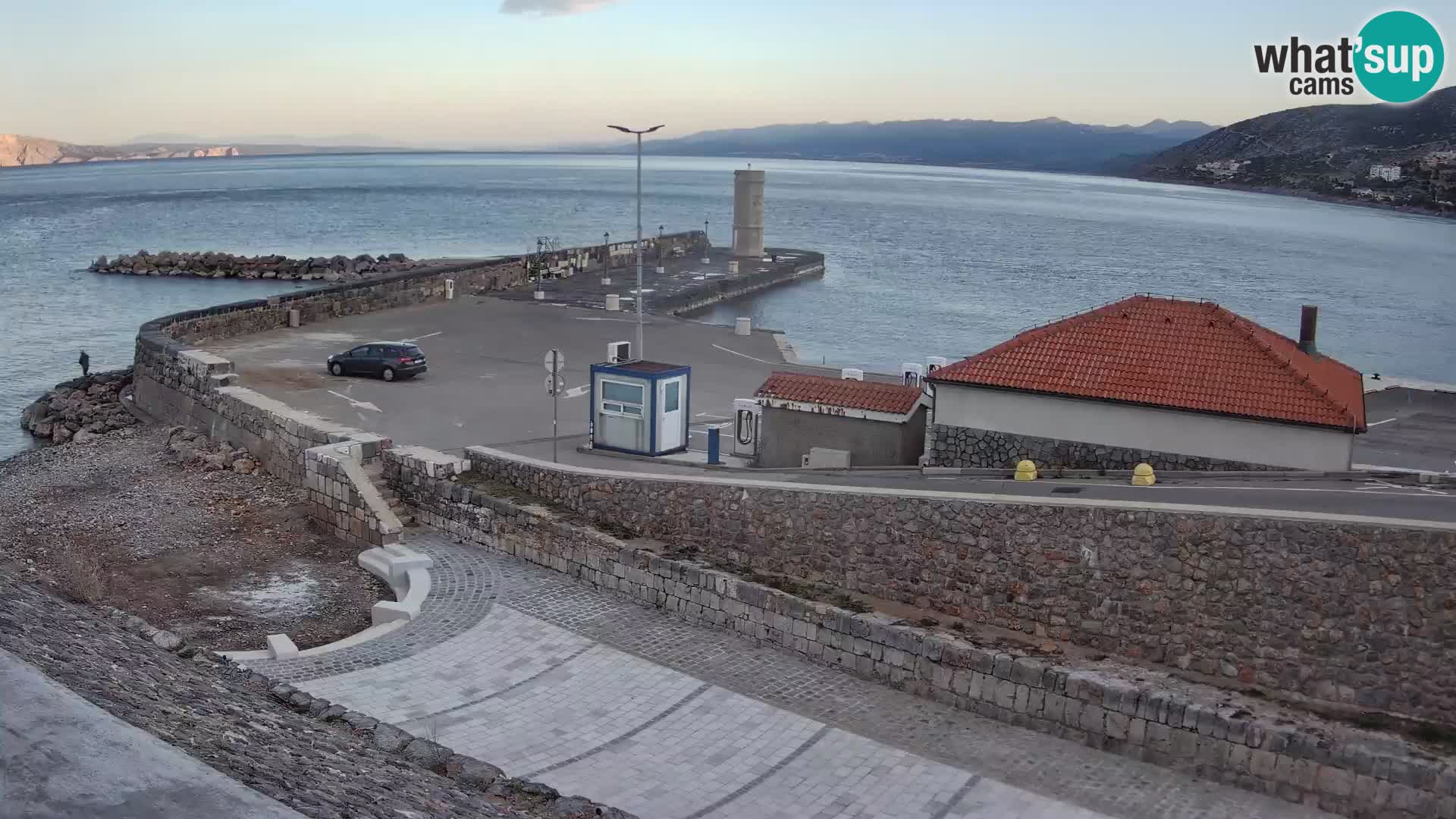 Spletna kamera Senj pristanišče – Pogled na valobran in svetilnik