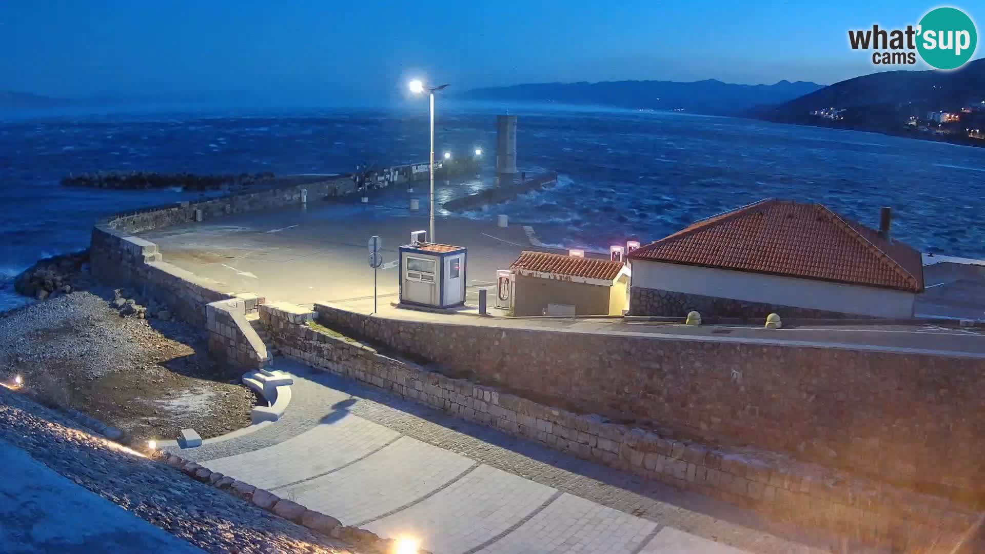 Spletna kamera Senj pristanišče – Pogled na valobran in svetilnik