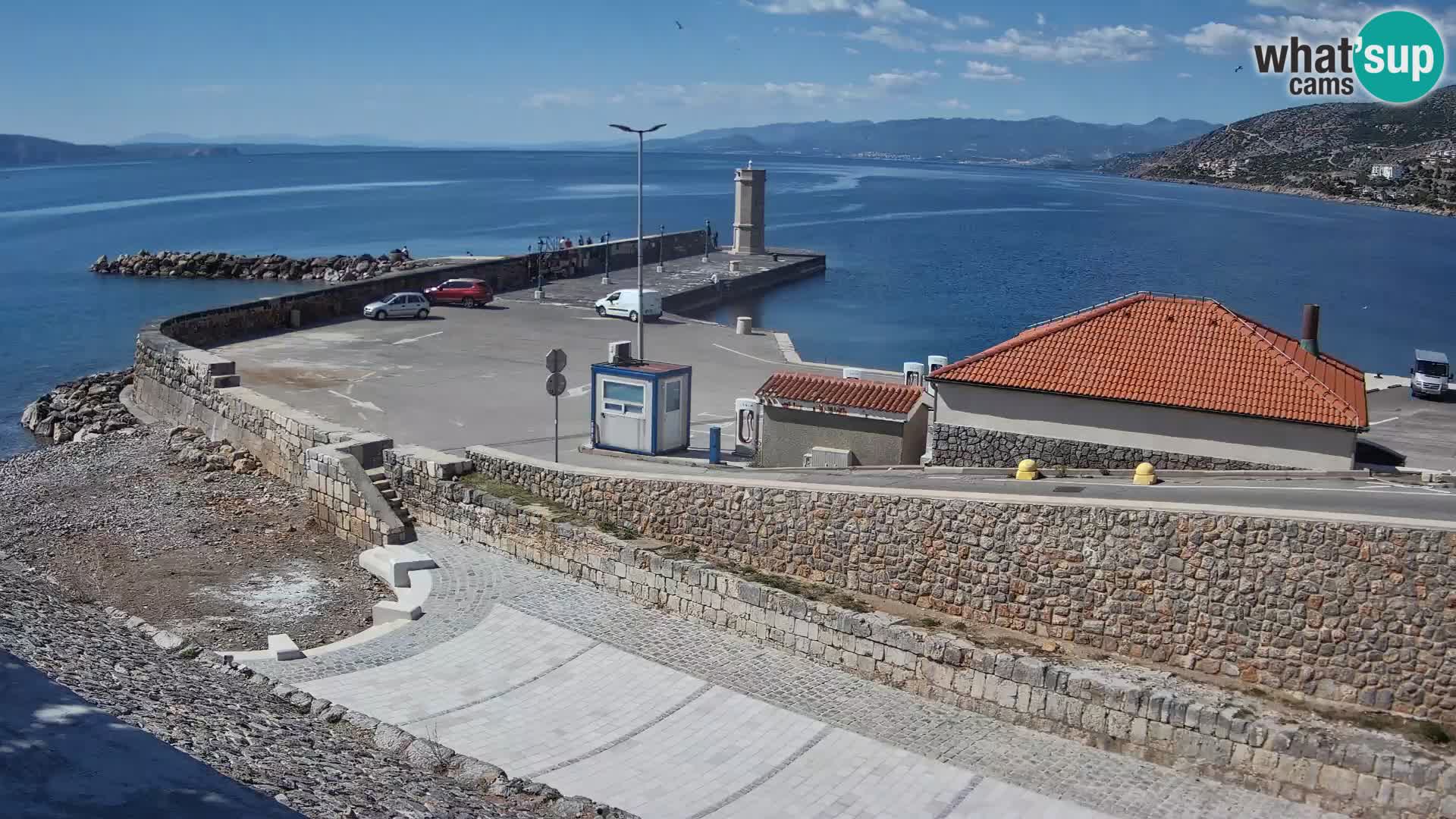 Spletna kamera Senj pristanišče – Pogled na valobran in svetilnik