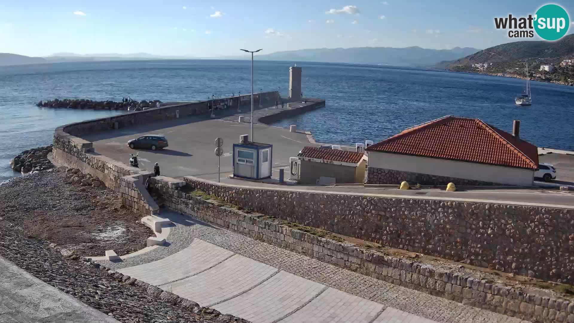 Spletna kamera Senj pristanišče – Pogled na valobran in svetilnik