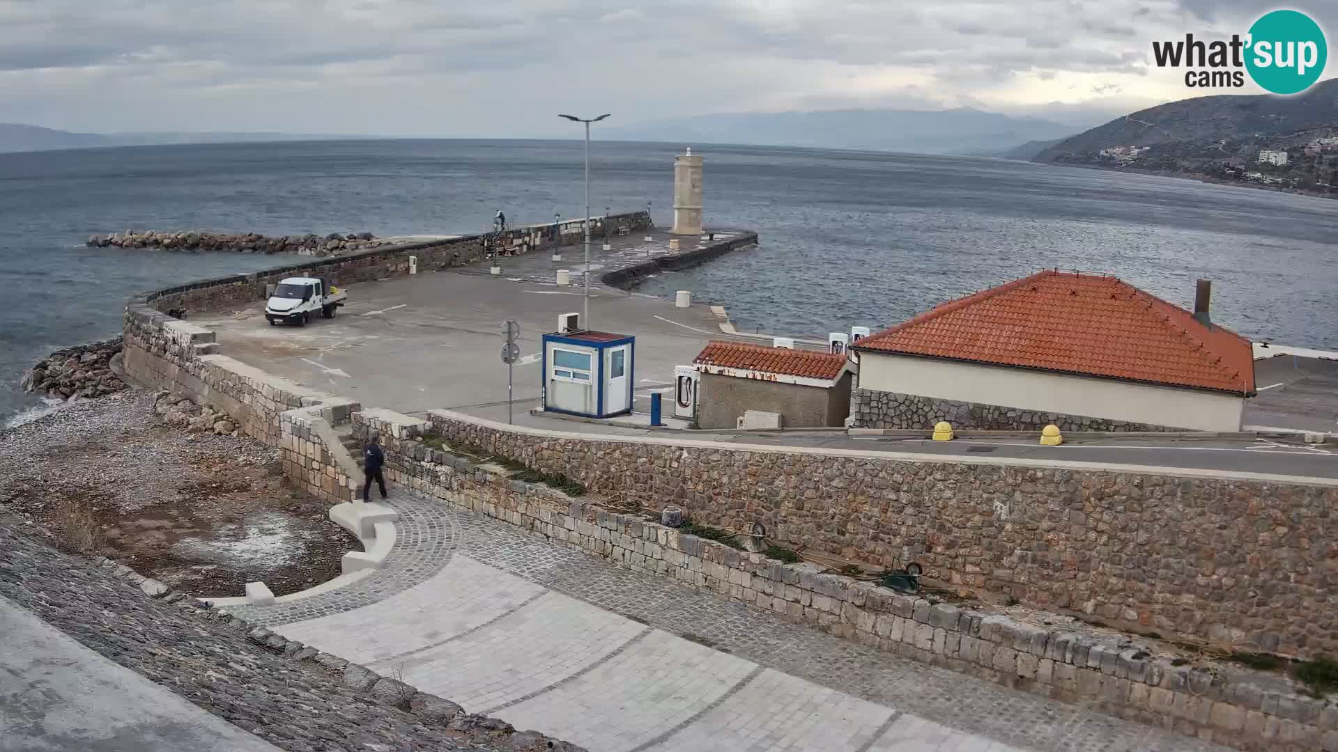 Spletna kamera Senj pristanišče – Pogled na valobran in svetilnik