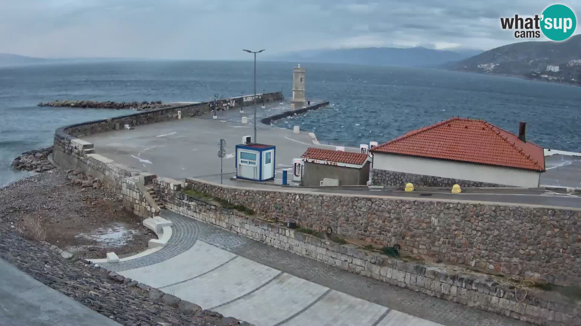 Senj Hafen Webcam – Wellenbrecher & Leuchtturm Liveblick