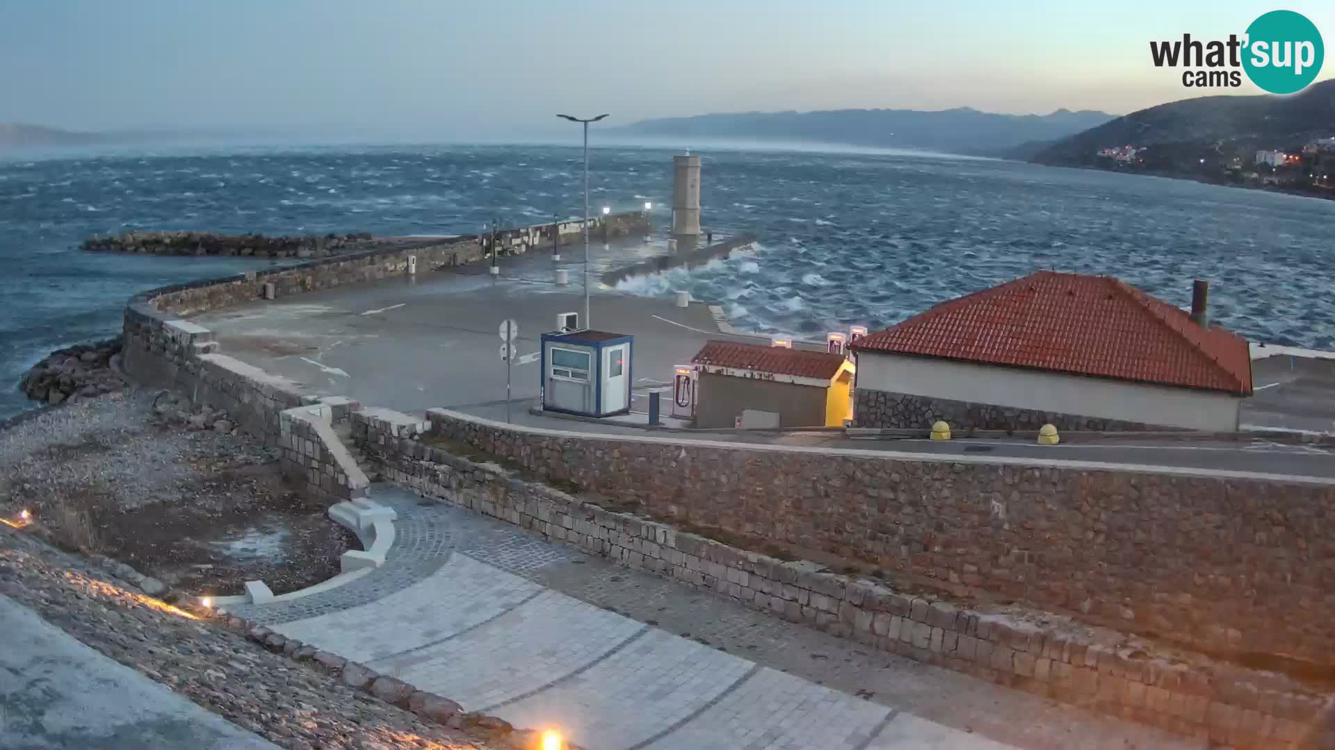 Senj Hafen Webcam – Wellenbrecher & Leuchtturm Liveblick