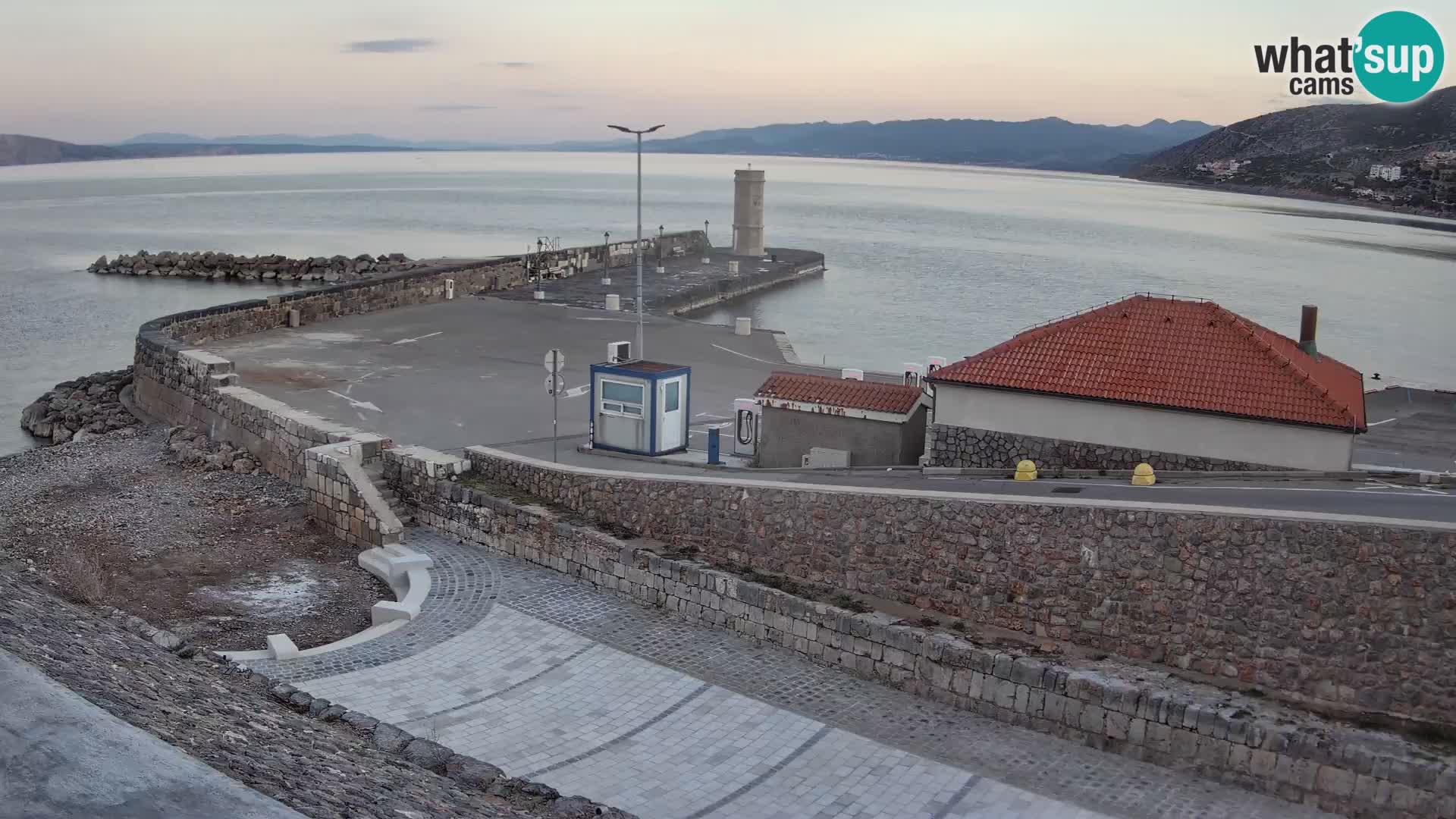 Web kamera Senj luka – Lukobran i svjetionik uživo