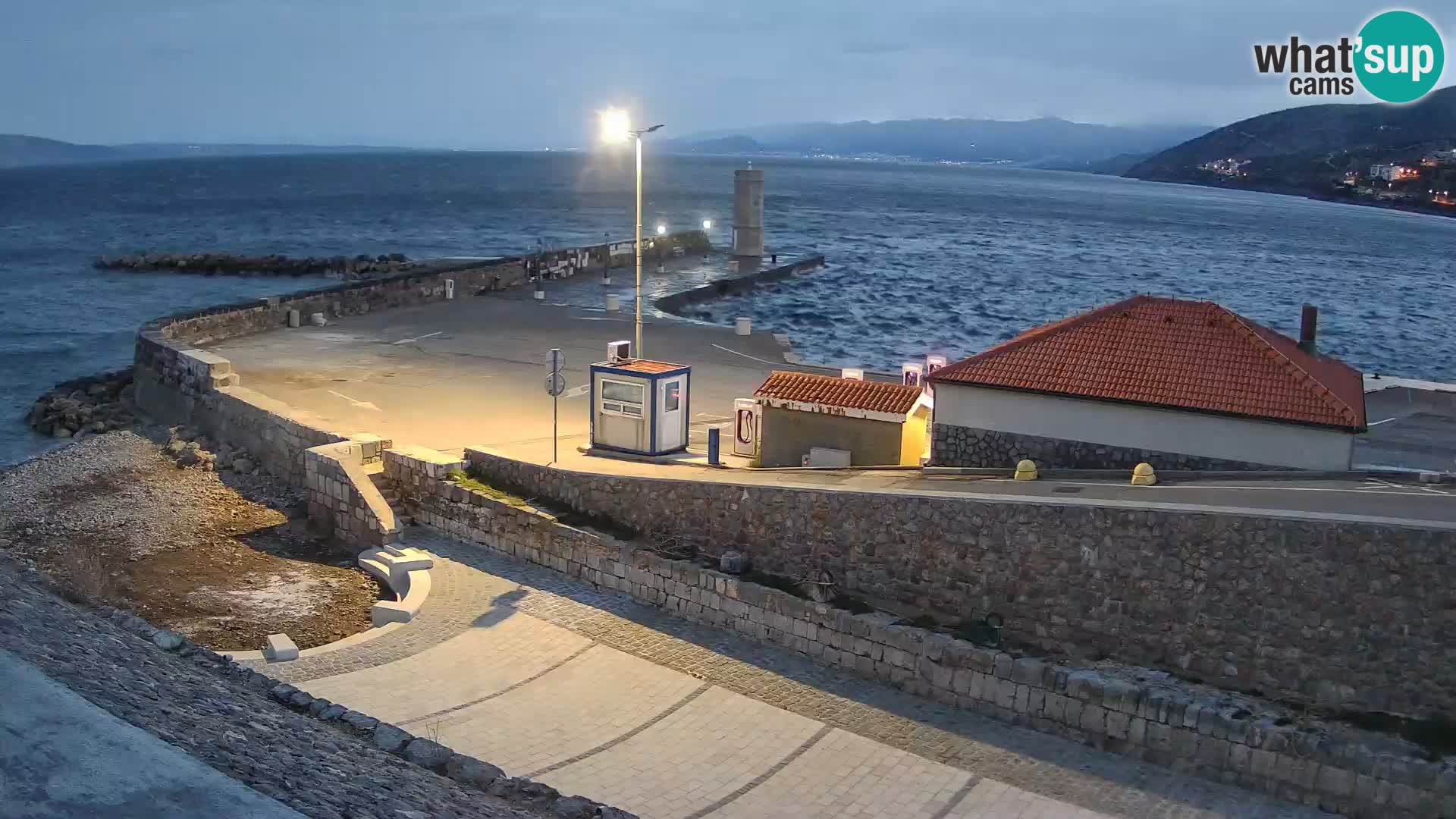 Webcam port de Senj – Vue sur la jetée et le phare