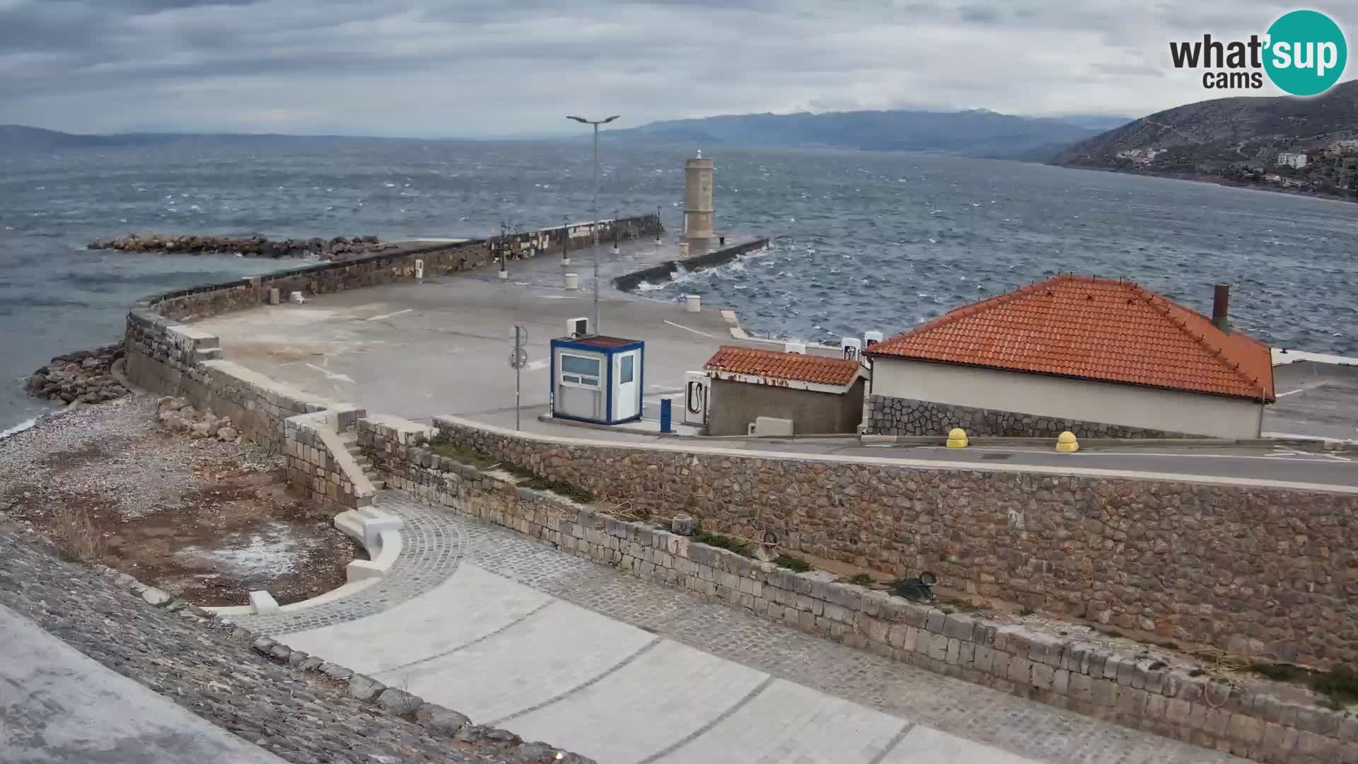 Spletna kamera Senj pristanišče – Pogled na valobran in svetilnik