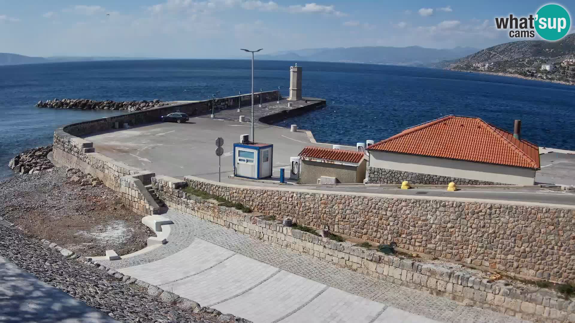 Spletna kamera Senj pristanišče – Pogled na valobran in svetilnik