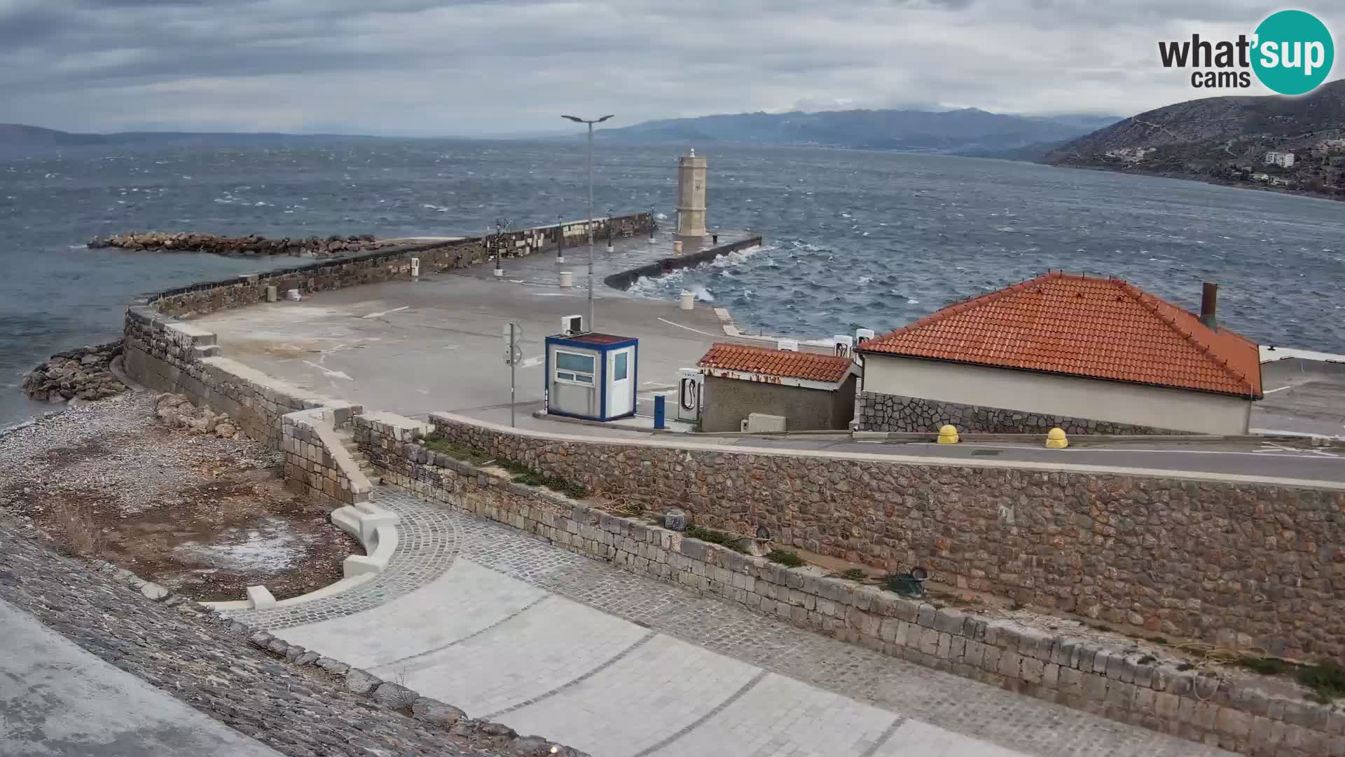 Spletna kamera Senj pristanišče – Pogled na valobran in svetilnik