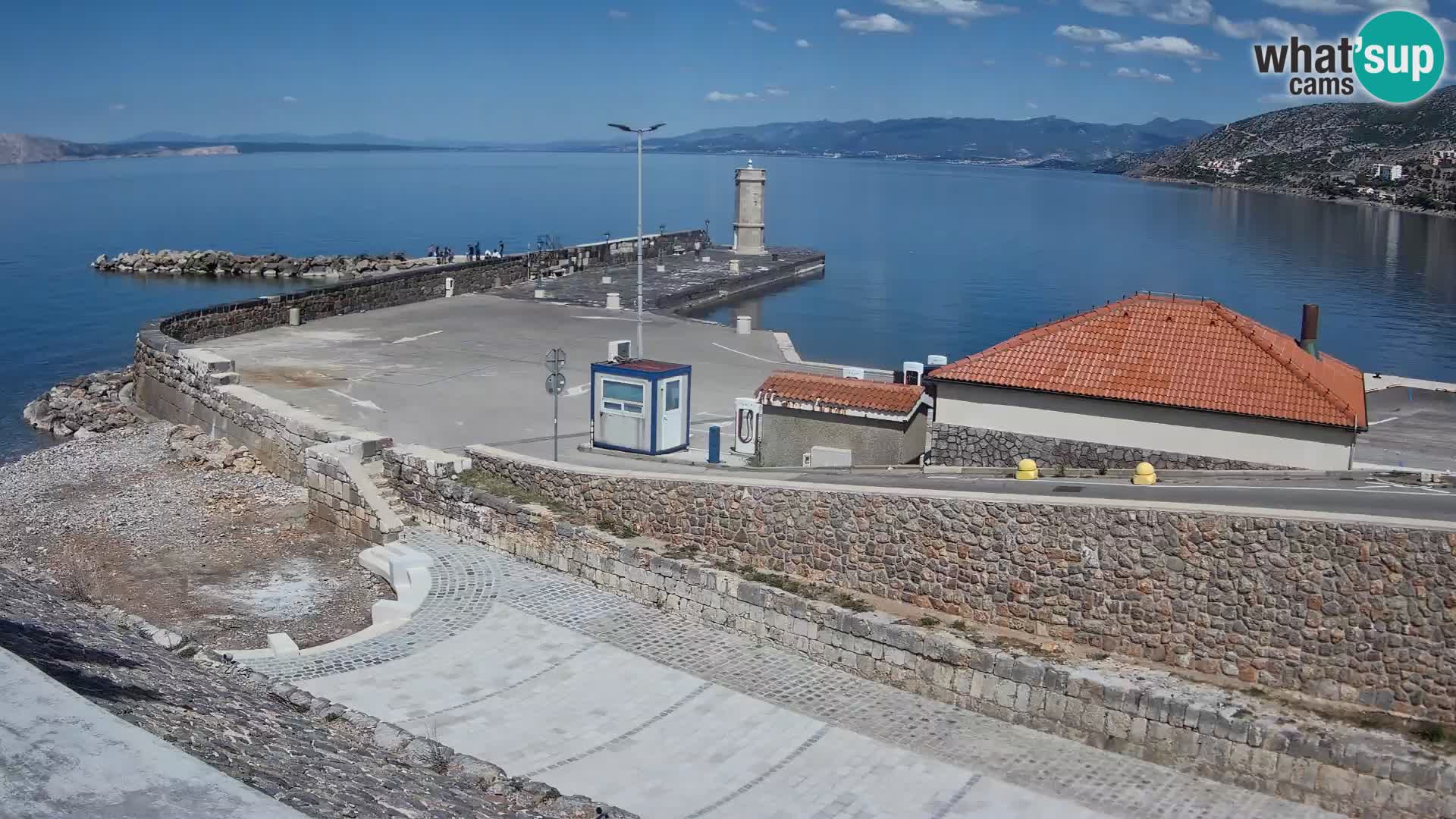 Spletna kamera Senj pristanišče – Pogled na valobran in svetilnik