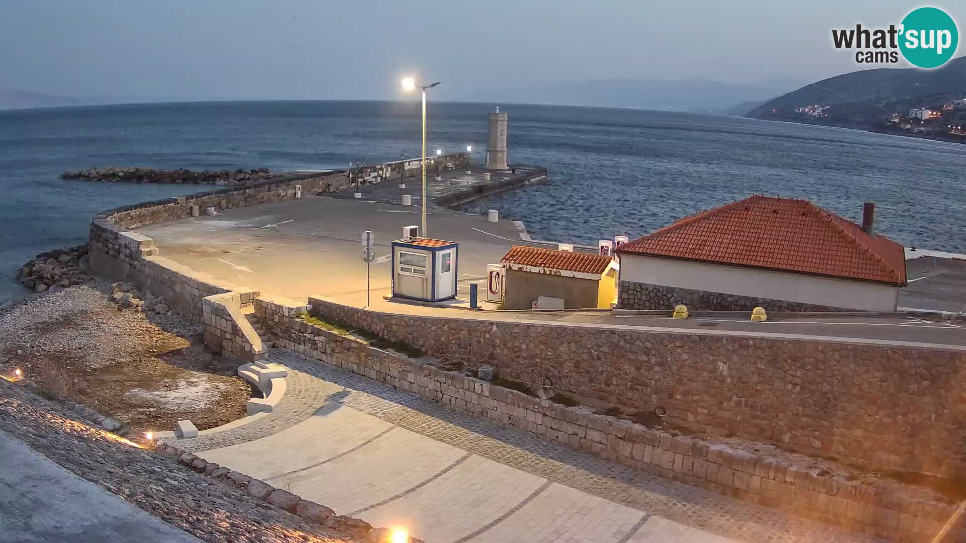 Senj Hafen Webcam – Wellenbrecher & Leuchtturm Liveblick