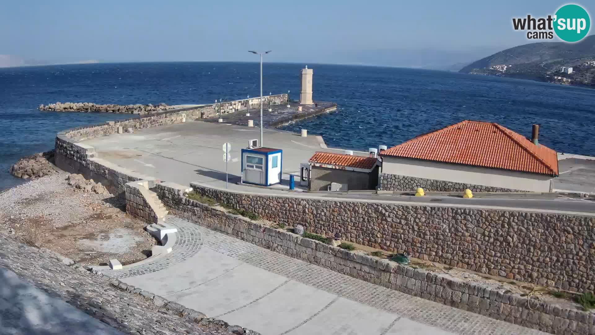 Spletna kamera Senj pristanišče – Pogled na valobran in svetilnik