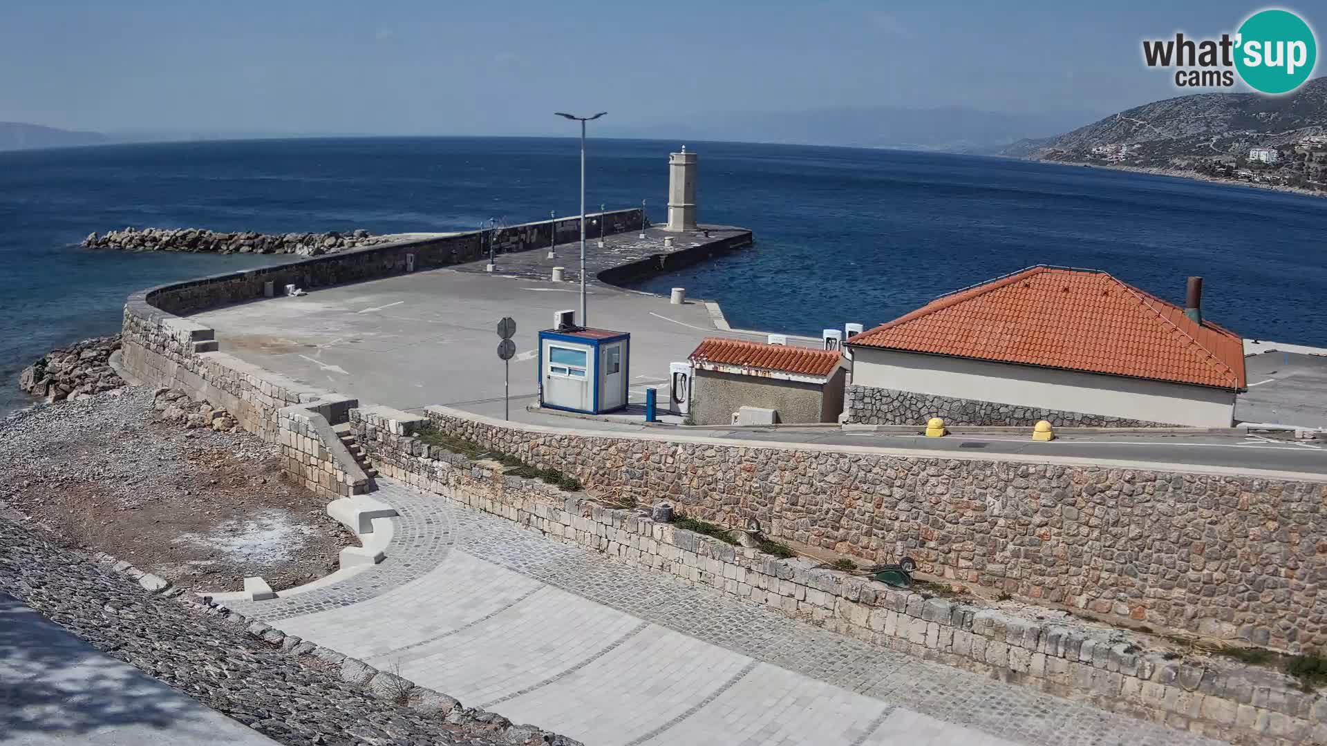 Spletna kamera Senj pristanišče – Pogled na valobran in svetilnik