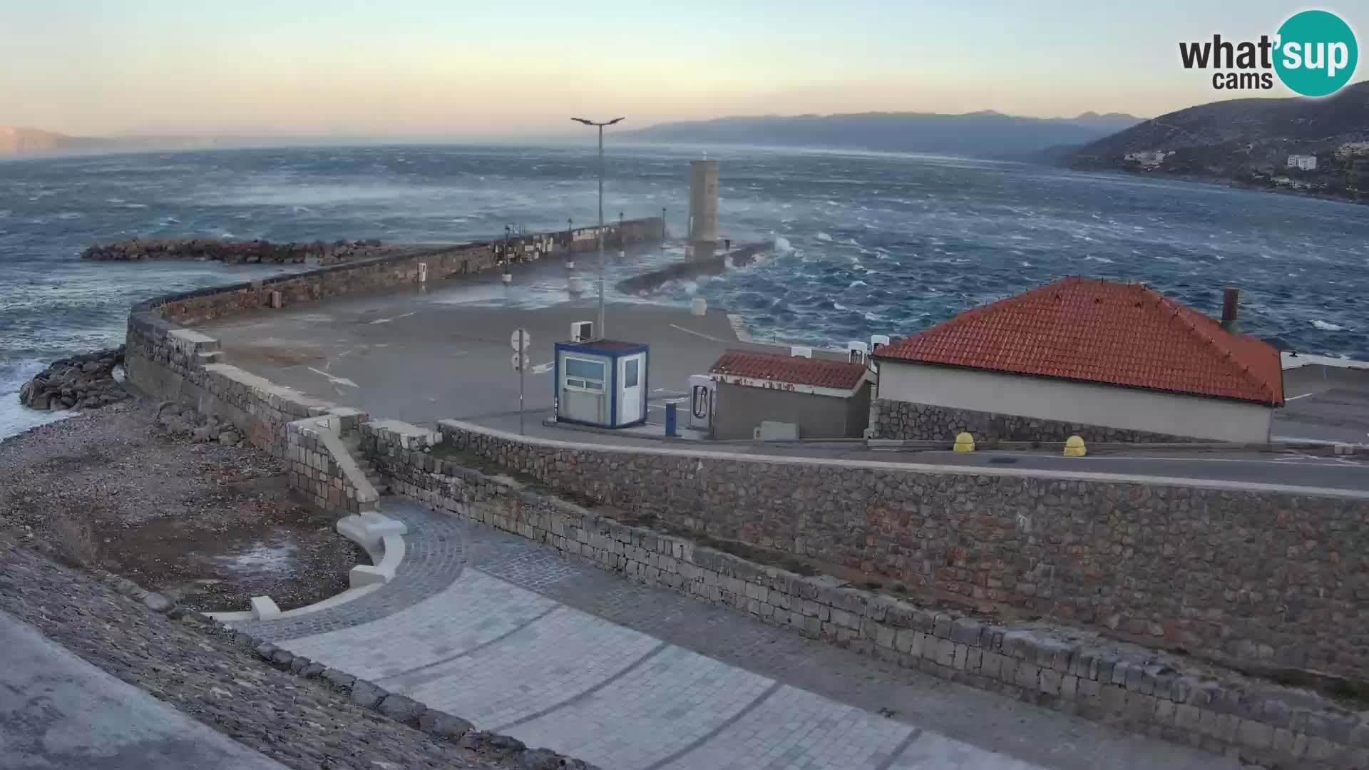 Spletna kamera Senj pristanišče – Pogled na valobran in svetilnik