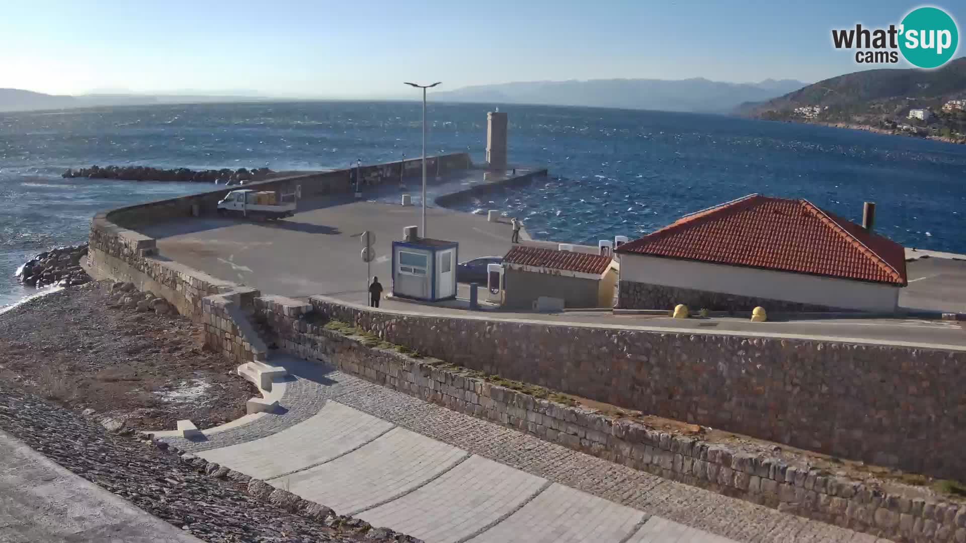 Webcam port de Senj – Vue sur la jetée et le phare