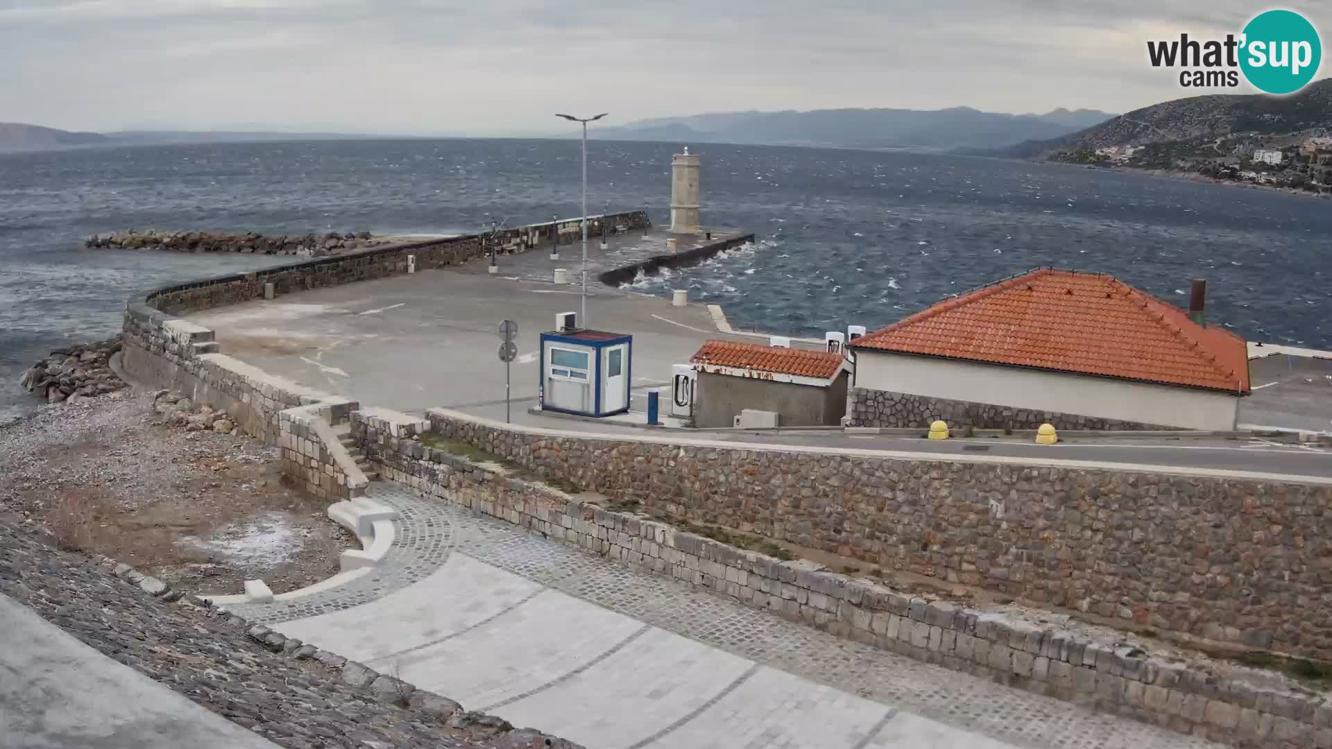 Webcam port de Senj – Vue sur la jetée et le phare