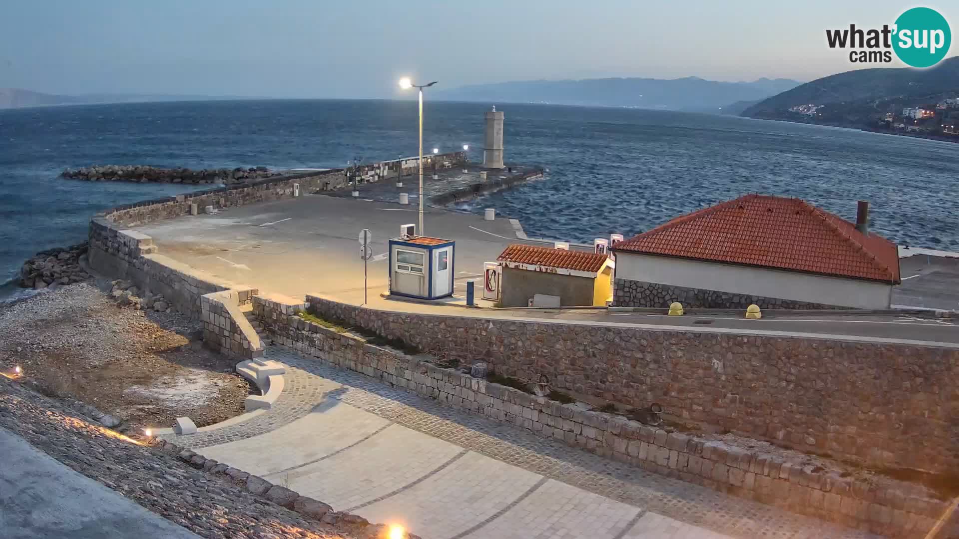 Spletna kamera Senj pristanišče – Pogled na valobran in svetilnik