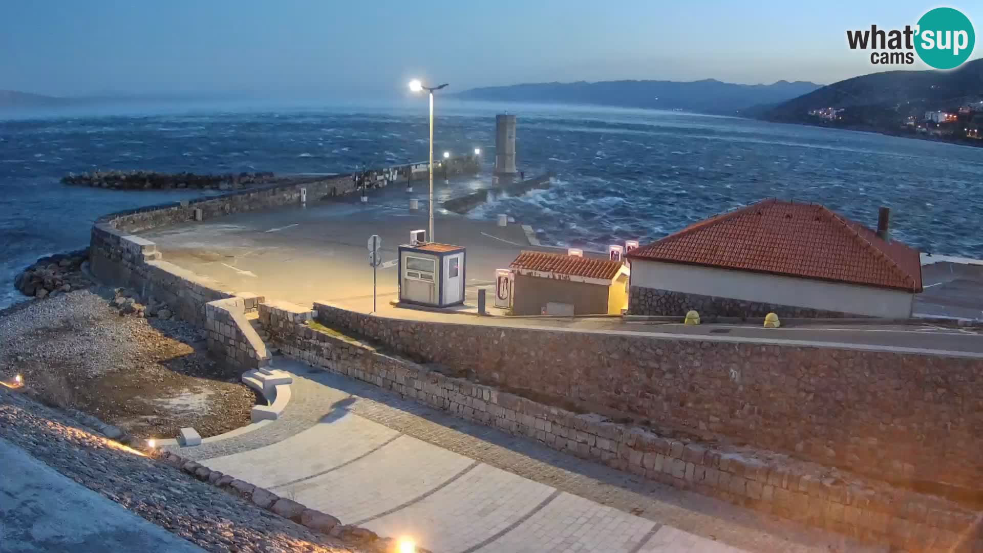 Senj Hafen Webcam – Wellenbrecher & Leuchtturm Liveblick