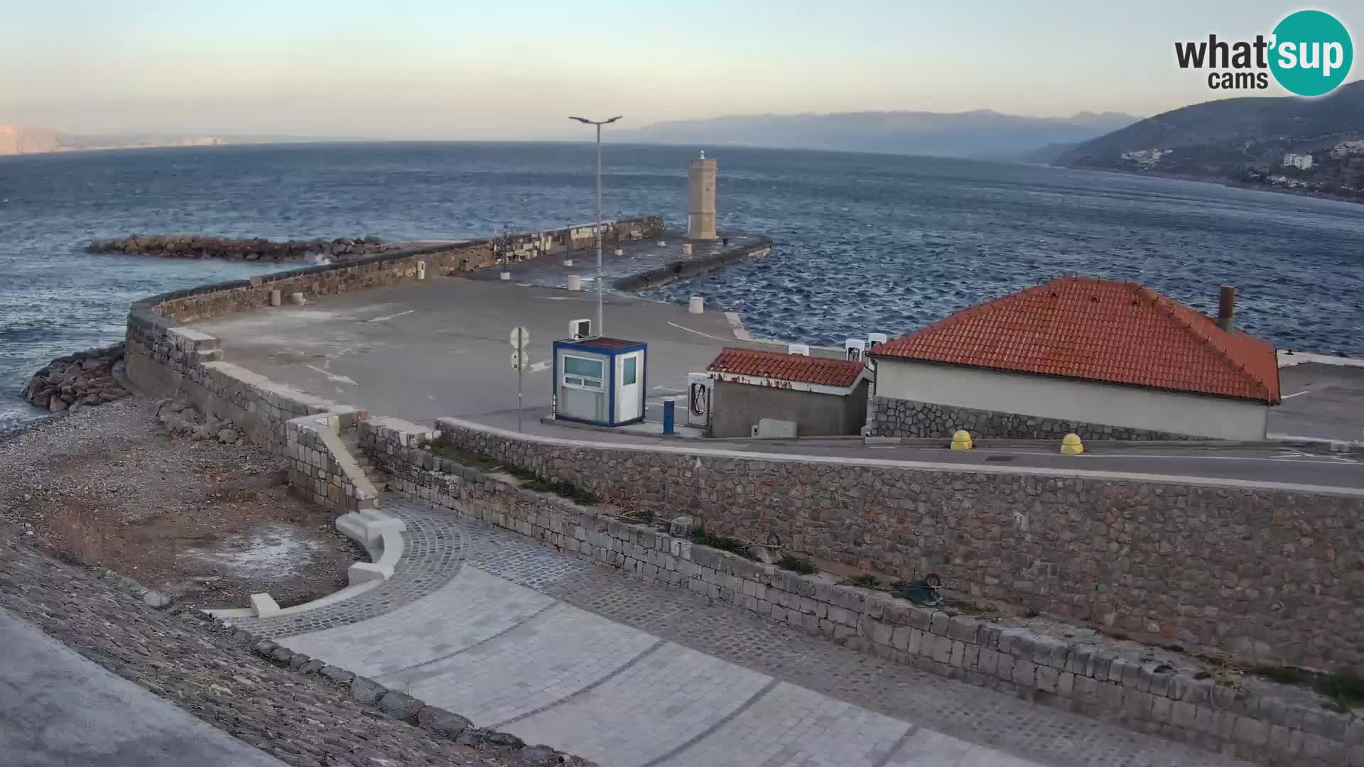 Webcam port de Senj – Vue sur la jetée et le phare