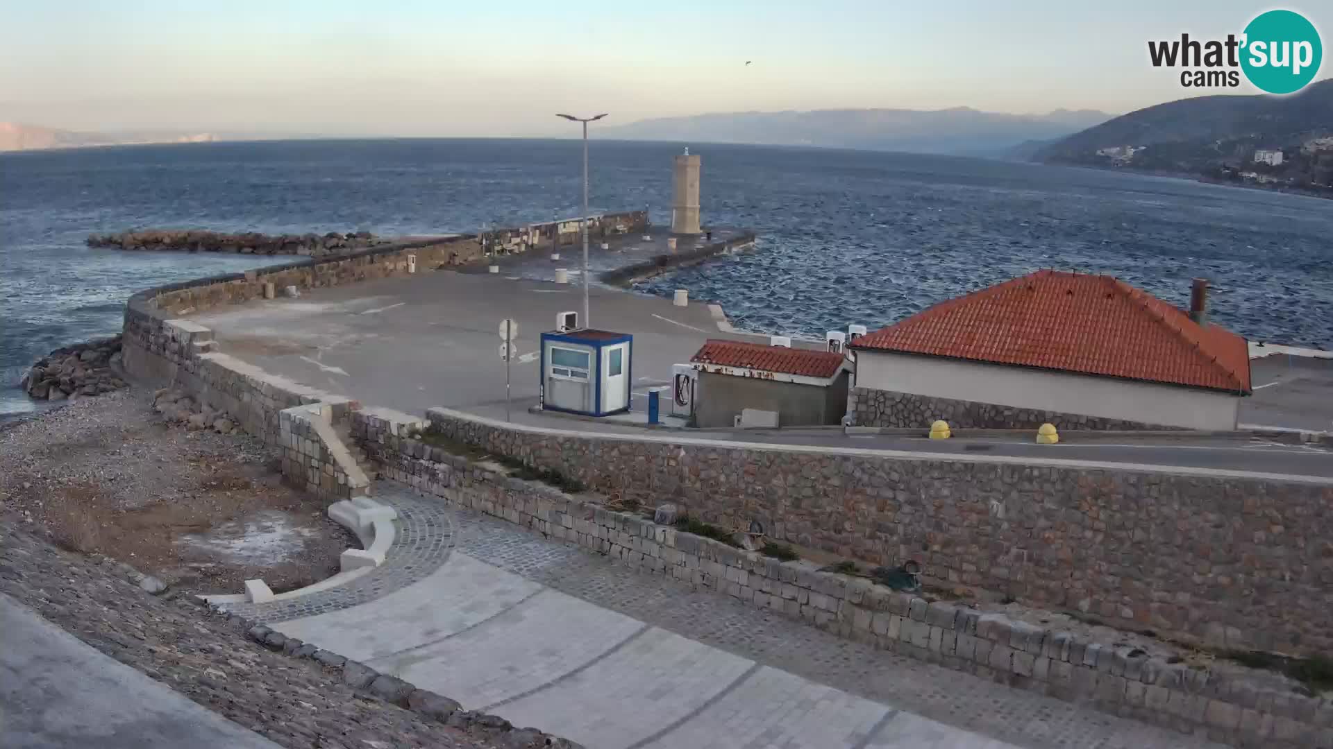 Spletna kamera Senj pristanišče – Pogled na valobran in svetilnik