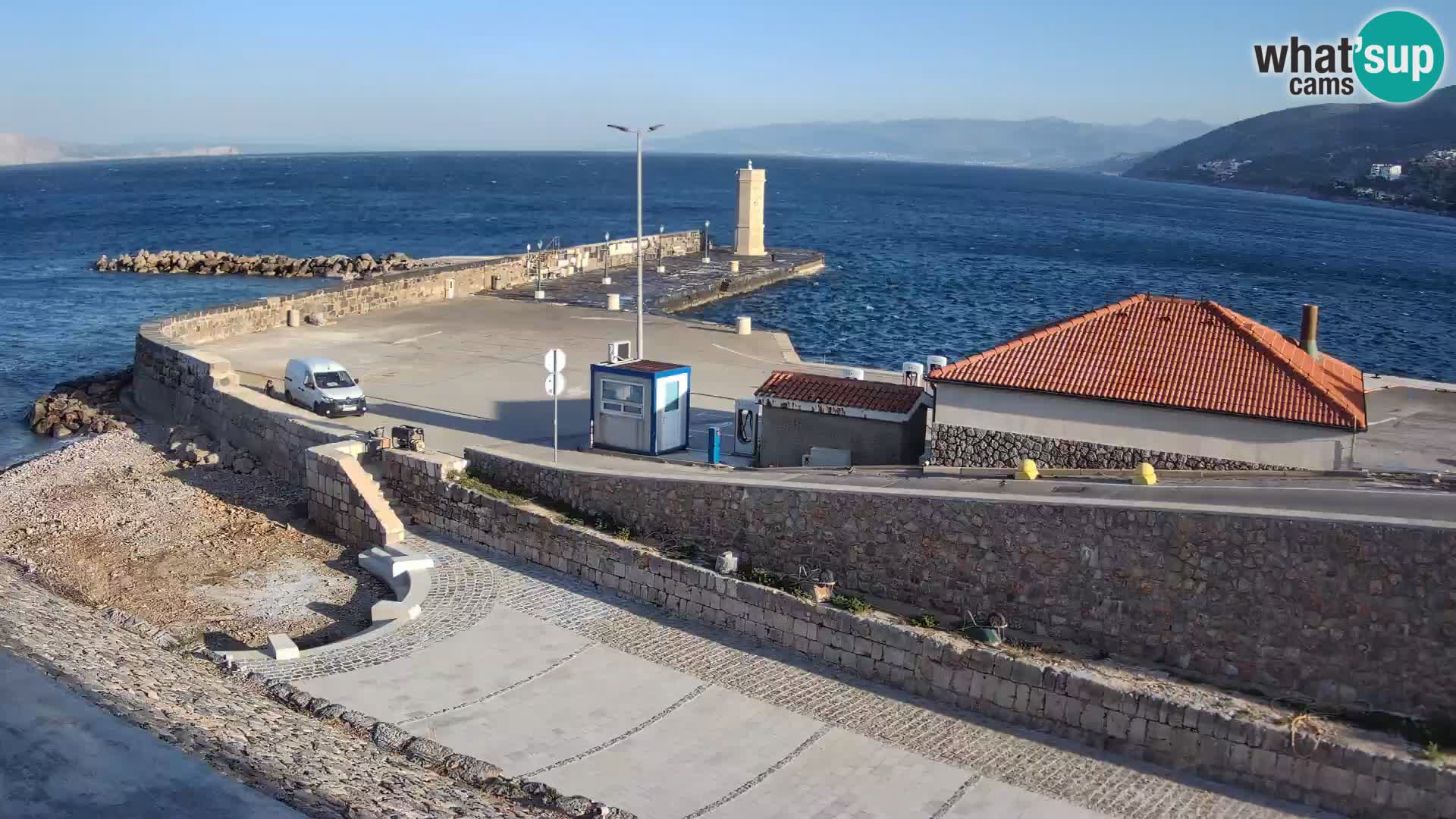 Spletna kamera Senj pristanišče – Pogled na valobran in svetilnik