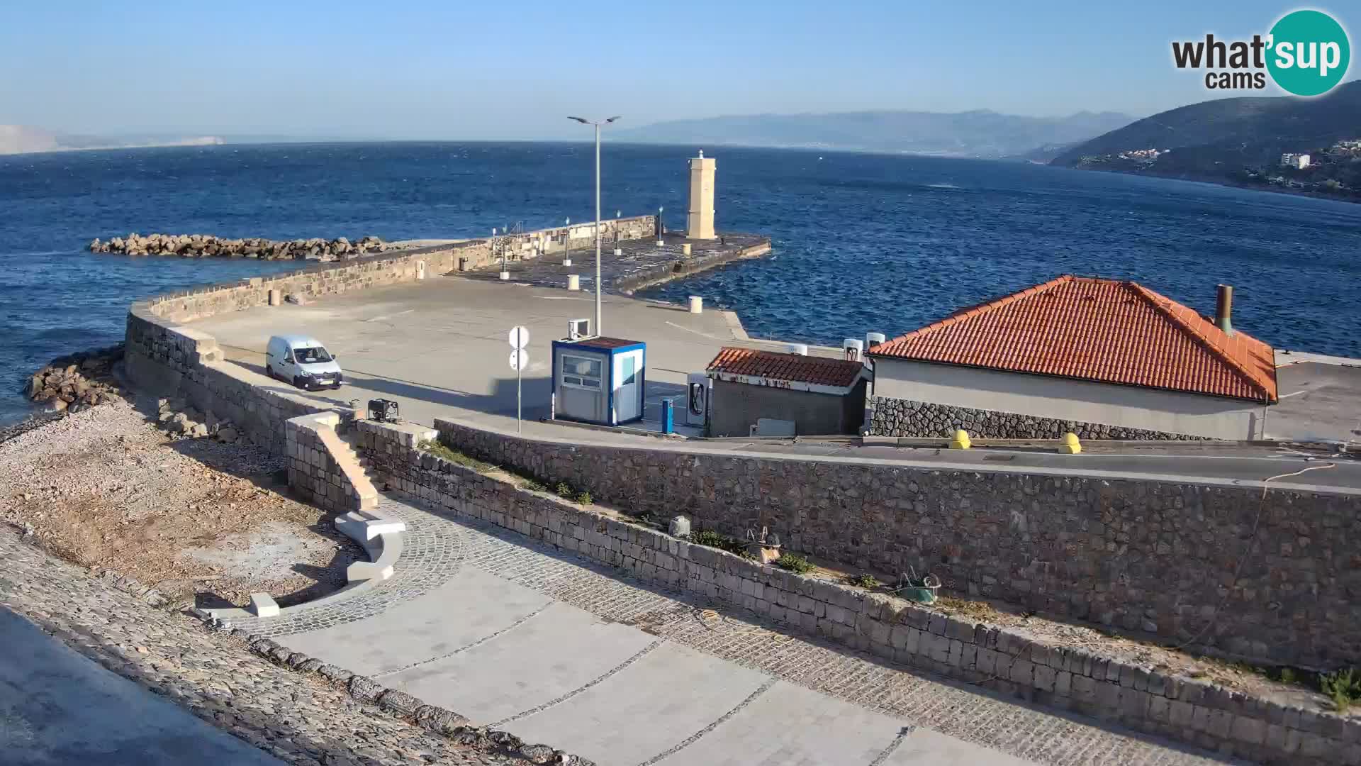 Spletna kamera Senj pristanišče – Pogled na valobran in svetilnik