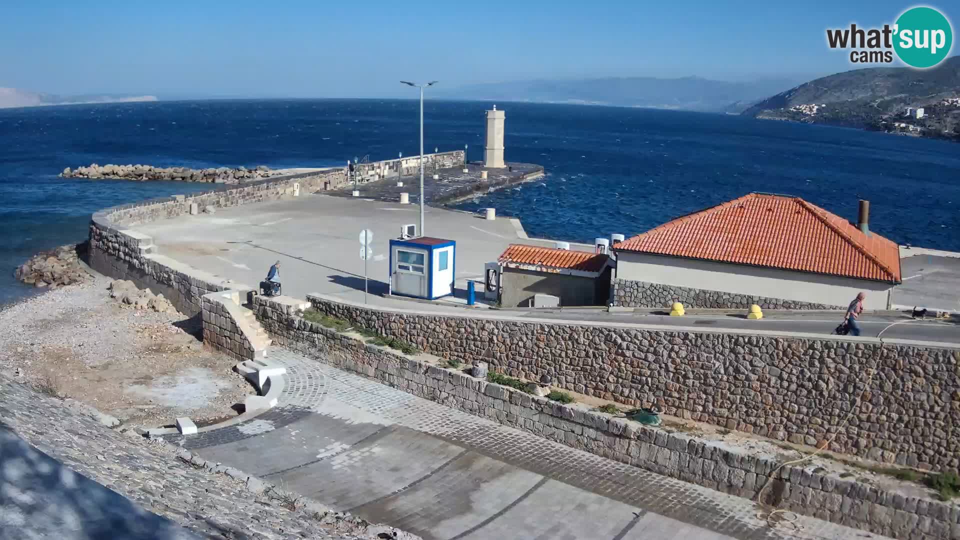 Spletna kamera Senj pristanišče – Pogled na valobran in svetilnik