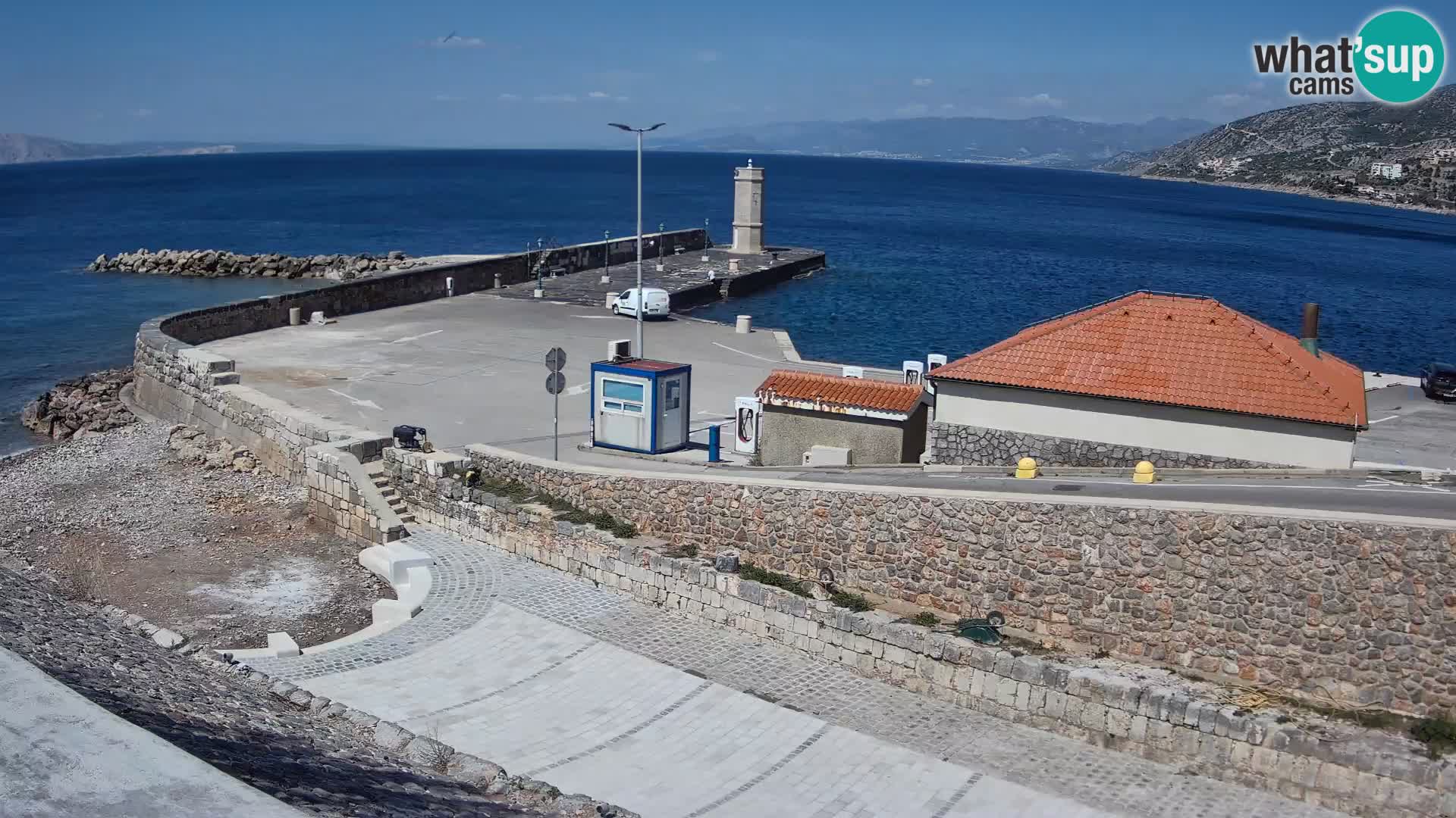 Spletna kamera Senj pristanišče – Pogled na valobran in svetilnik